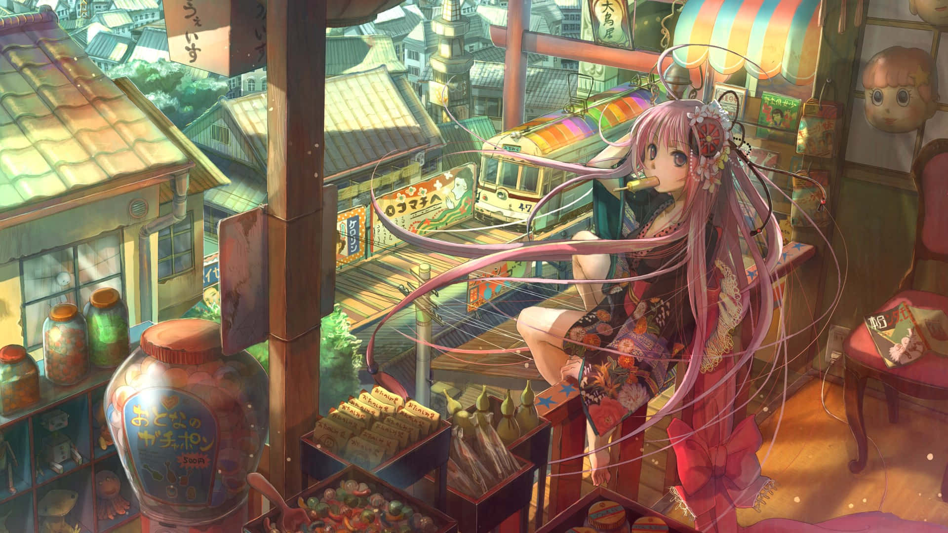 動漫 桌布 壁紙 — 一位粉紅色頭髮的動漫女孩穿著花卉和服，坐在窗台上，俯瞰著一條充滿活力的日本街道，有電車和傳統建築沐浴在溫暖的陽光下。