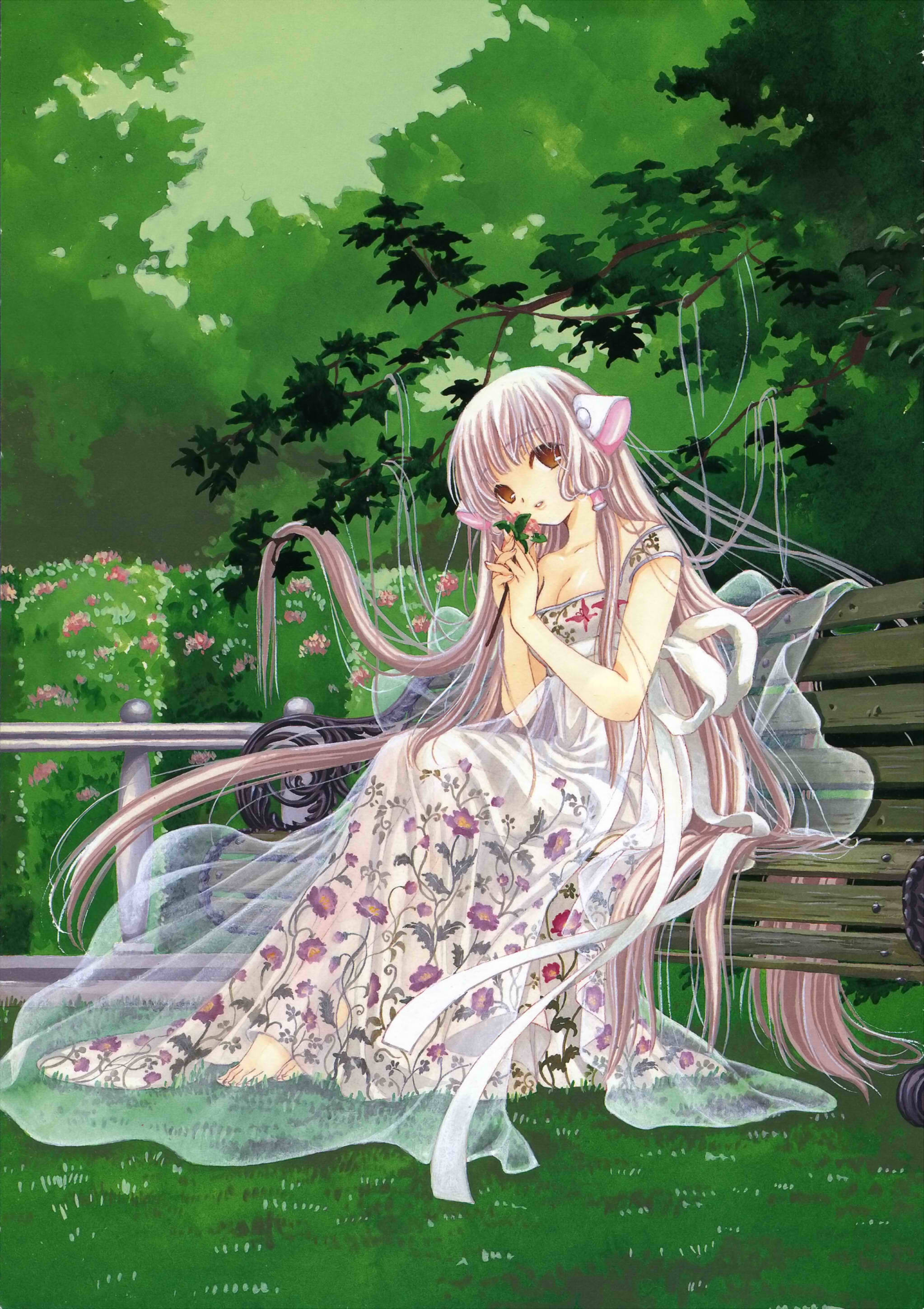 Chobits 桌布 壁紙 — 一位粉紅色頭髮的動漫女孩穿著花卉長袍坐在長椅上，在鬱鬱蔥蔥的花園中輕輕聞著一朵花。