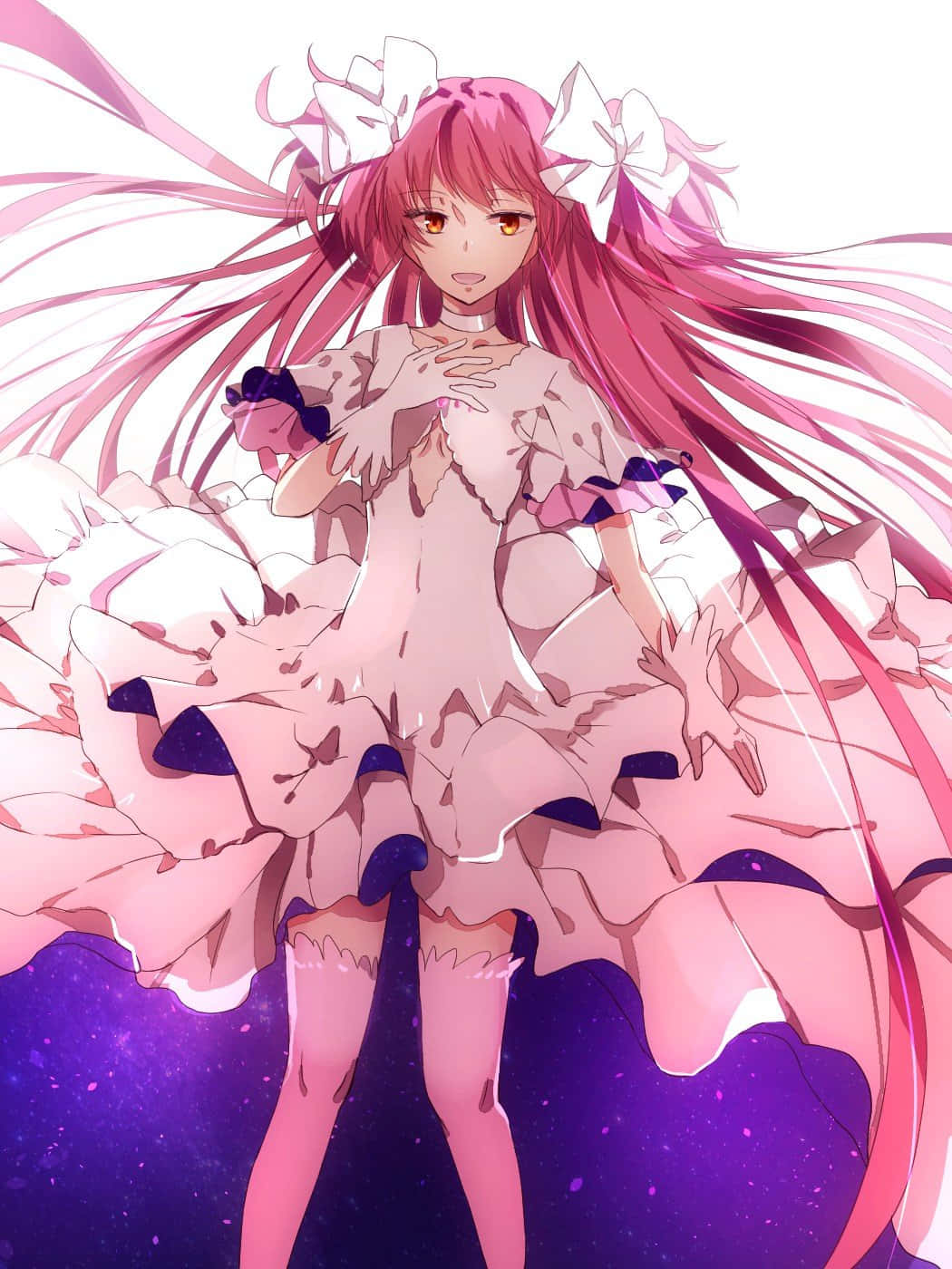Madoka Magica 桌布 壁紙 — 一位粉紅色頭髮的動漫女孩穿著荷葉邊連衣裙，站在閃閃發光的紫色宇宙背景前，頭髮飄逸，戴著大蝴蝶結。