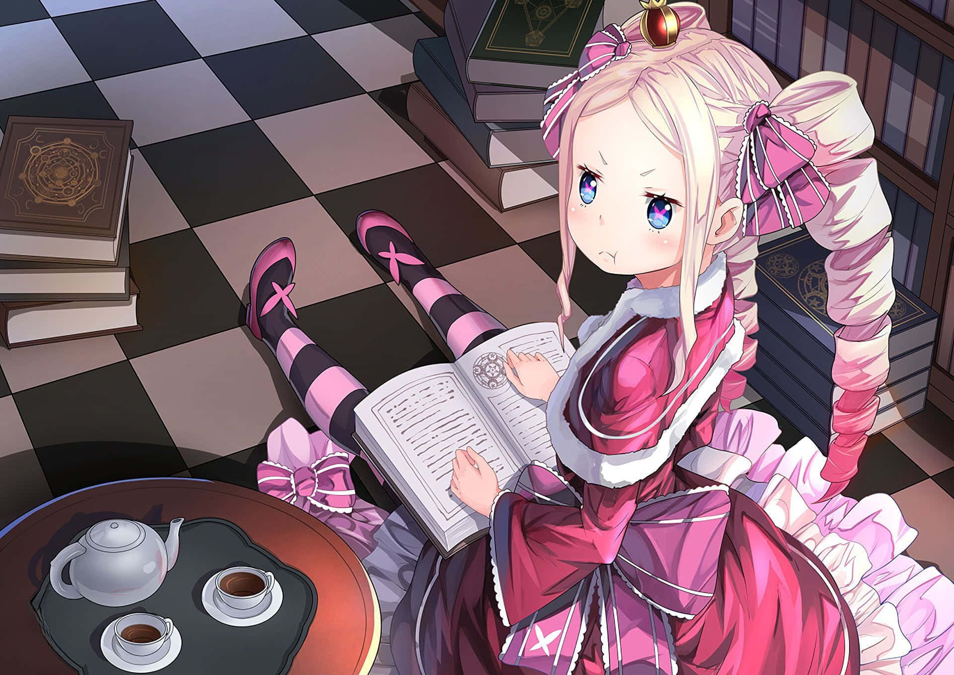 Re Zero Beatrice 桌布 壁紙 — 一位粉紅色頭髮的動漫女孩穿著荷葉邊連衣裙，在格子地板上的茶具旁邊躺著看書。