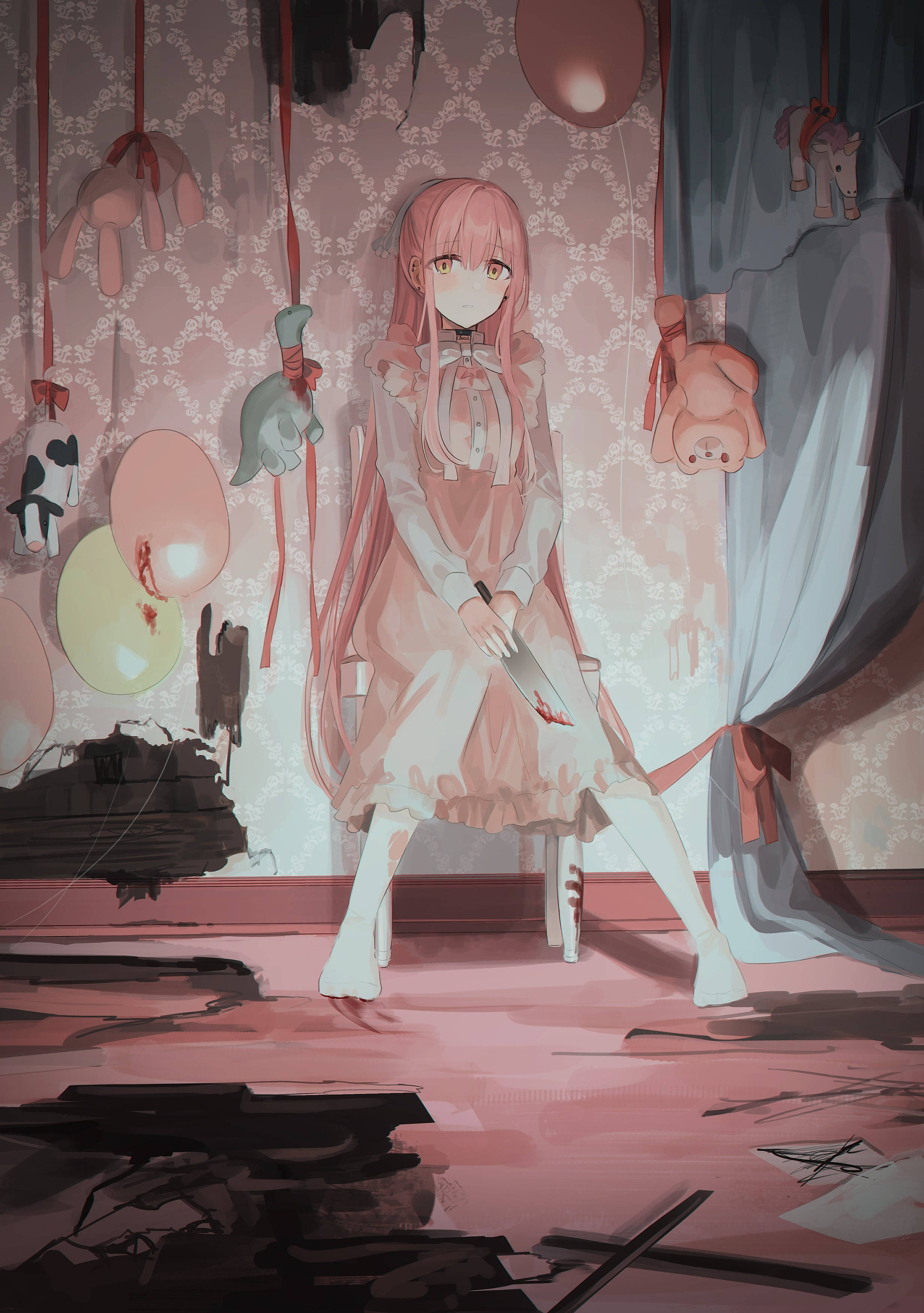 aesthetic sad anime girl 桌布 壁紙 — 一位粉紅色頭髮的動漫女孩穿著荷葉邊連衣裙，在一個掛滿毛絨動物和氣球的破損房間裡拿著一把血淋淋的刀。