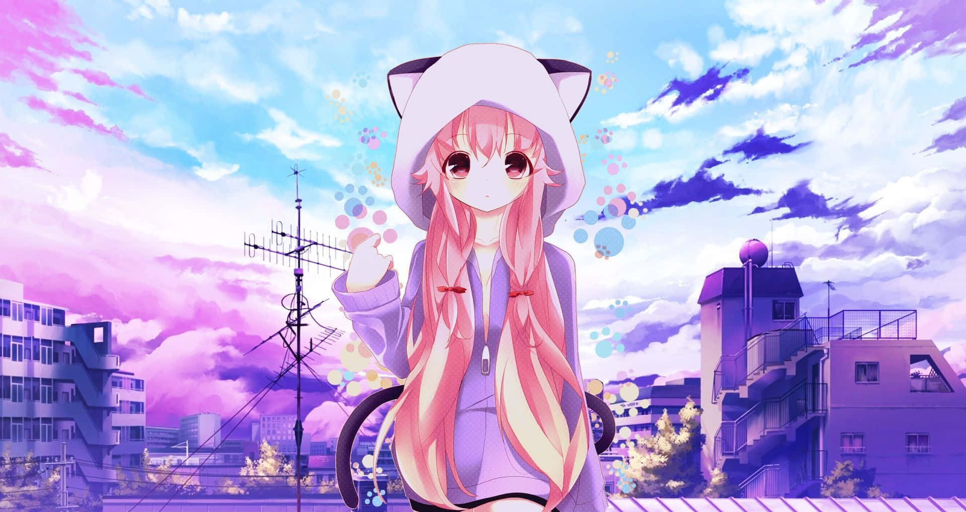 Purple Anime 桌布 壁紙 — 一位粉紅色頭髮的動漫女孩穿著貓耳連帽衫，在黃昏時分夢幻般的紫色和藍色城市天際線背景下愉快地揮手。