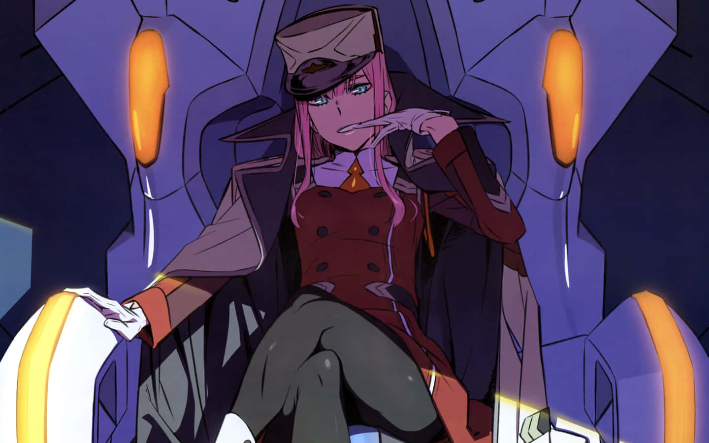 DARLING in the FRANXX 桌布 壁紙 — 一位粉紅色頭髮的動漫女孩穿著軍裝，自信地坐在發光的紫色機甲駕駛艙內。