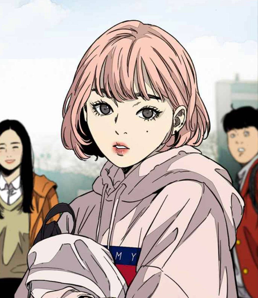 Wind 桌布 壁紙 — 一位粉紅色頭髮的動漫女孩穿著連帽衫，專注地凝視著，而兩位同學模糊地站在她身後，背景是學校環境。