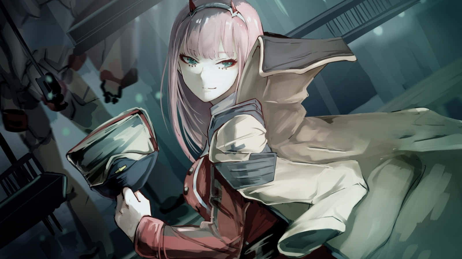 Darling In The Franxx Phone 桌布 壁紙 — 一位粉紅色頭髮的動漫女孩穿著風衣，在昏暗的工業環境中拿著頭盔。