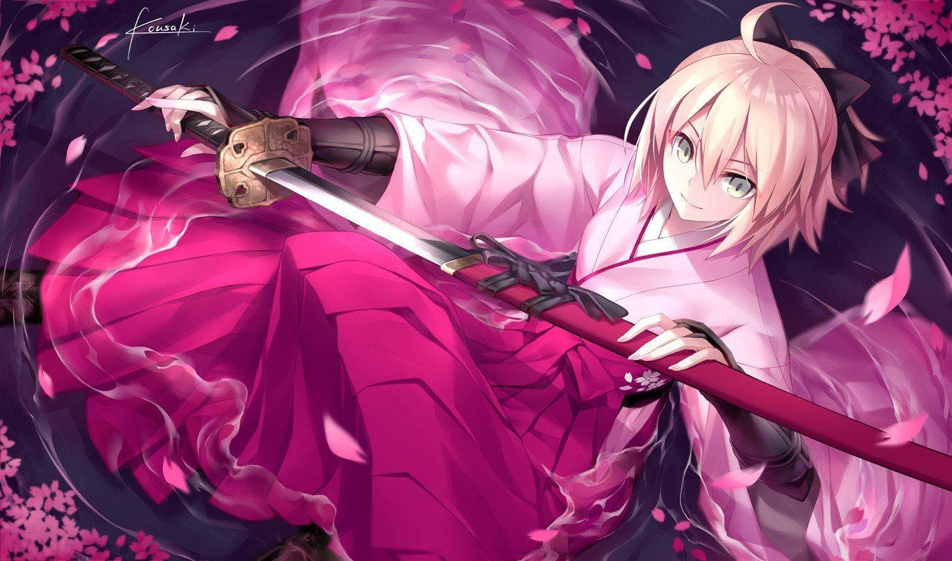 Fate/Grand Order 桌布 壁紙 — 一位粉紅色頭髮的動漫女孩穿著飄逸的粉紅色和服，在黑暗背景下揮舞著武士刀，周圍櫻花紛飛。