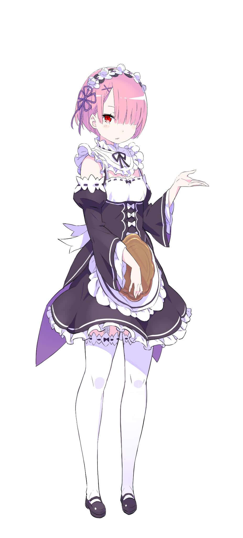Re Zero Ram 桌布 壁紙 — 一位粉紅色頭髮的動漫少女，身穿帶有紫色點綴的黑白女僕裝，拿著一頂棕色帽子並做手勢。