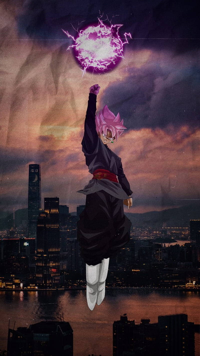 黑悟空 桌布 壁紙 — 一位粉紅色頭髮的動漫戰士在黃昏時分漂浮在城市景觀之上，引導著發光的紫色能量球。