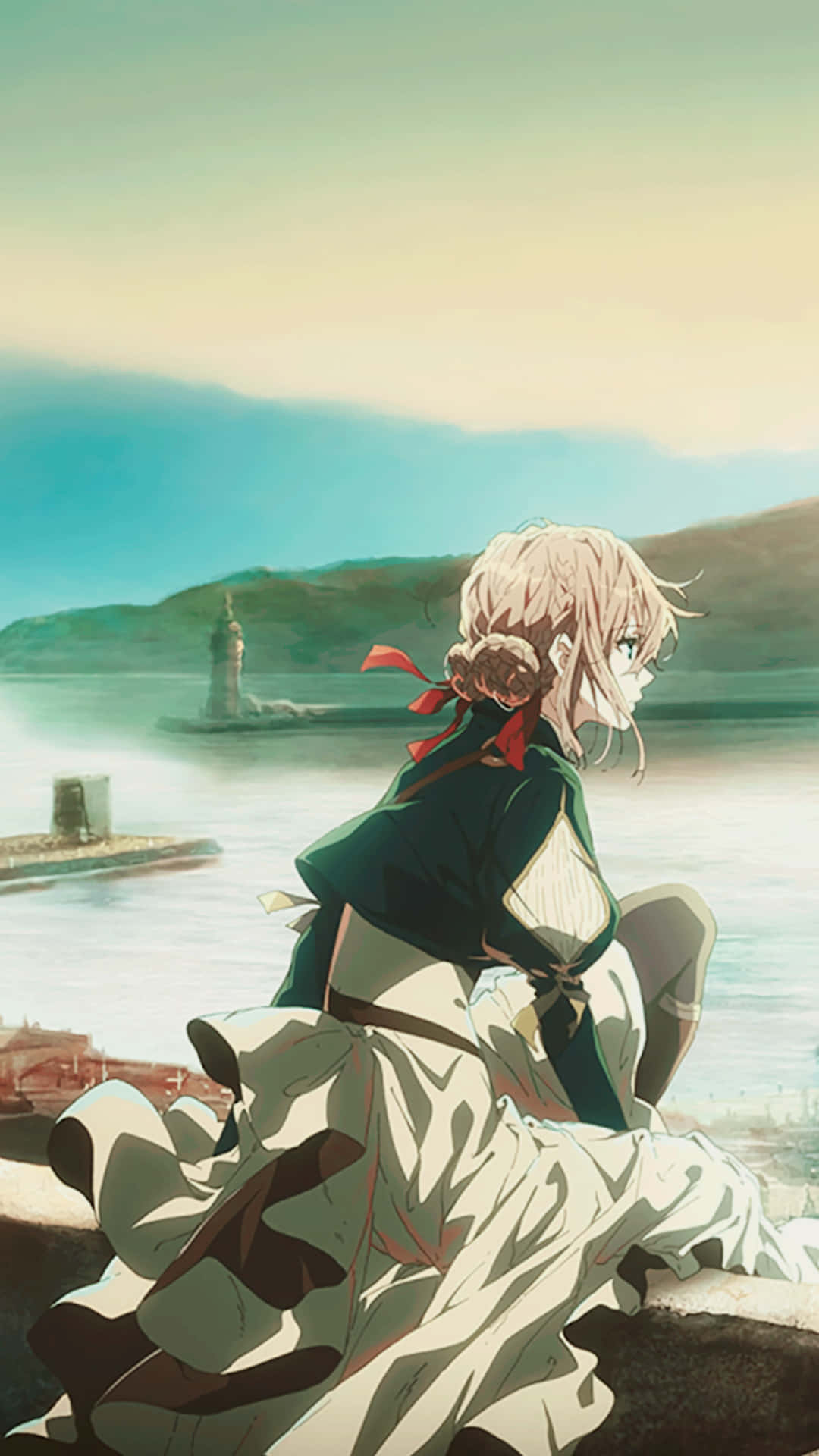 Violet Evergarden iPhone 桌布 壁紙 — 一位粉紅色頭髮的年輕動漫女孩坐在水邊，凝視著遠處的燈塔，背景是柔和粉彩的天空。