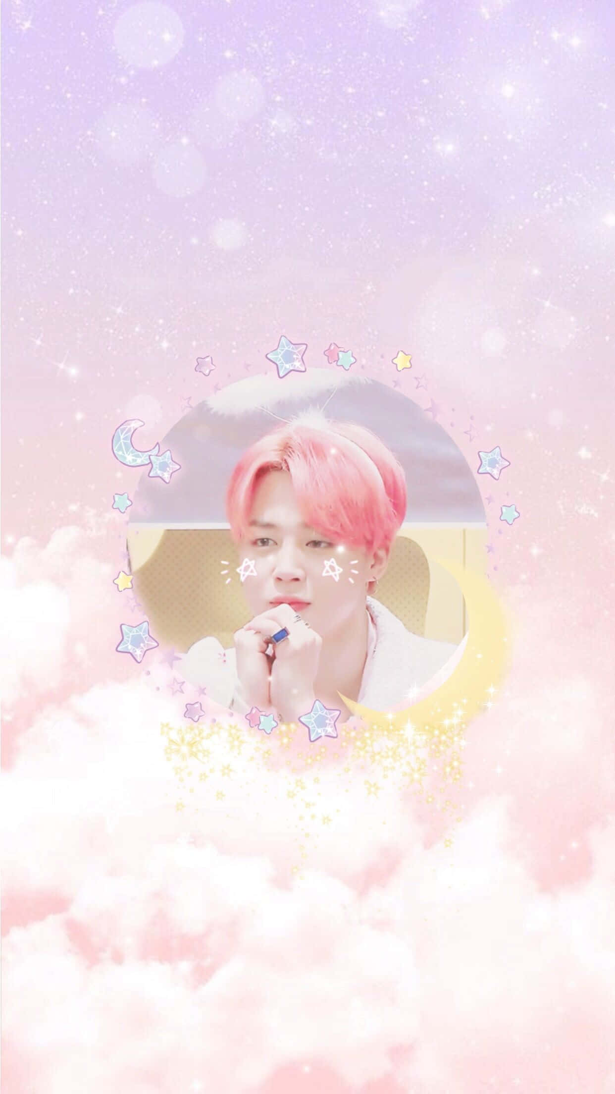 Jimin Aesthetic 桌布 壁紙 — 一位粉紅色頭髮的年輕男子坐在新月框架中，周圍是粉彩雲朵和閃爍的星星，背景是夢幻的薰衣草色天空。