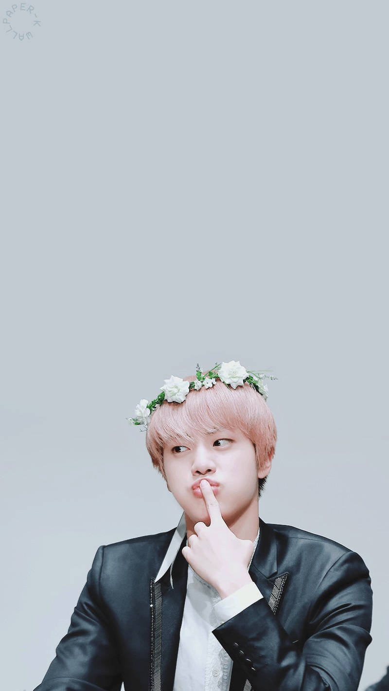 Cute Bts 桌布 壁紙 — 一位粉紅色頭髮的年輕男子戴著白色花冠和黑色皮夾克，若有所思地觸摸嘴唇。