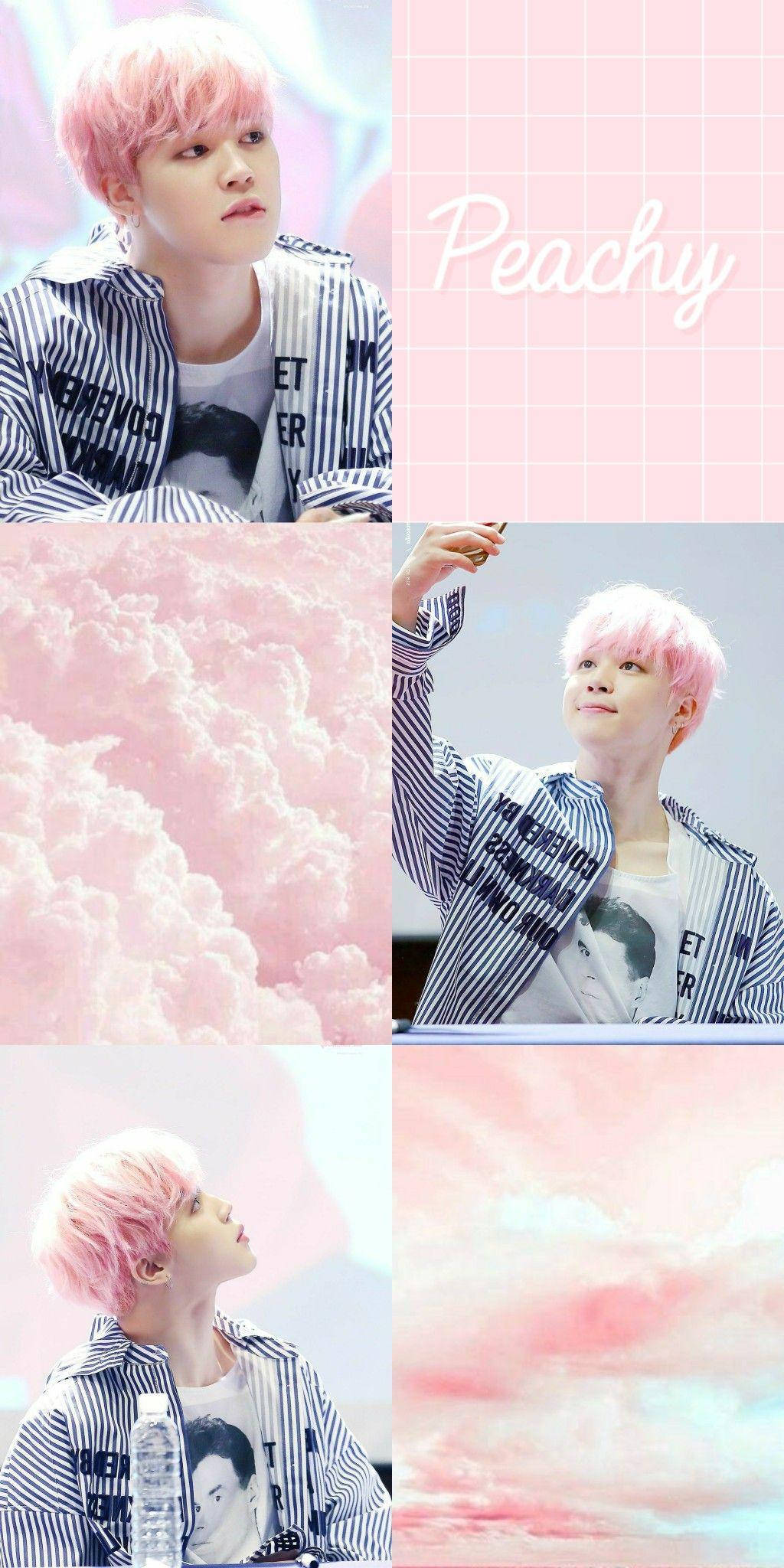 Jimin Aesthetic 桌布 壁紙 — 一位粉紅色頭髮的年輕男子穿著條紋外套，在柔和的粉紅色雲朵和網格背景前擺姿勢，並帶有「Peachy」字樣。