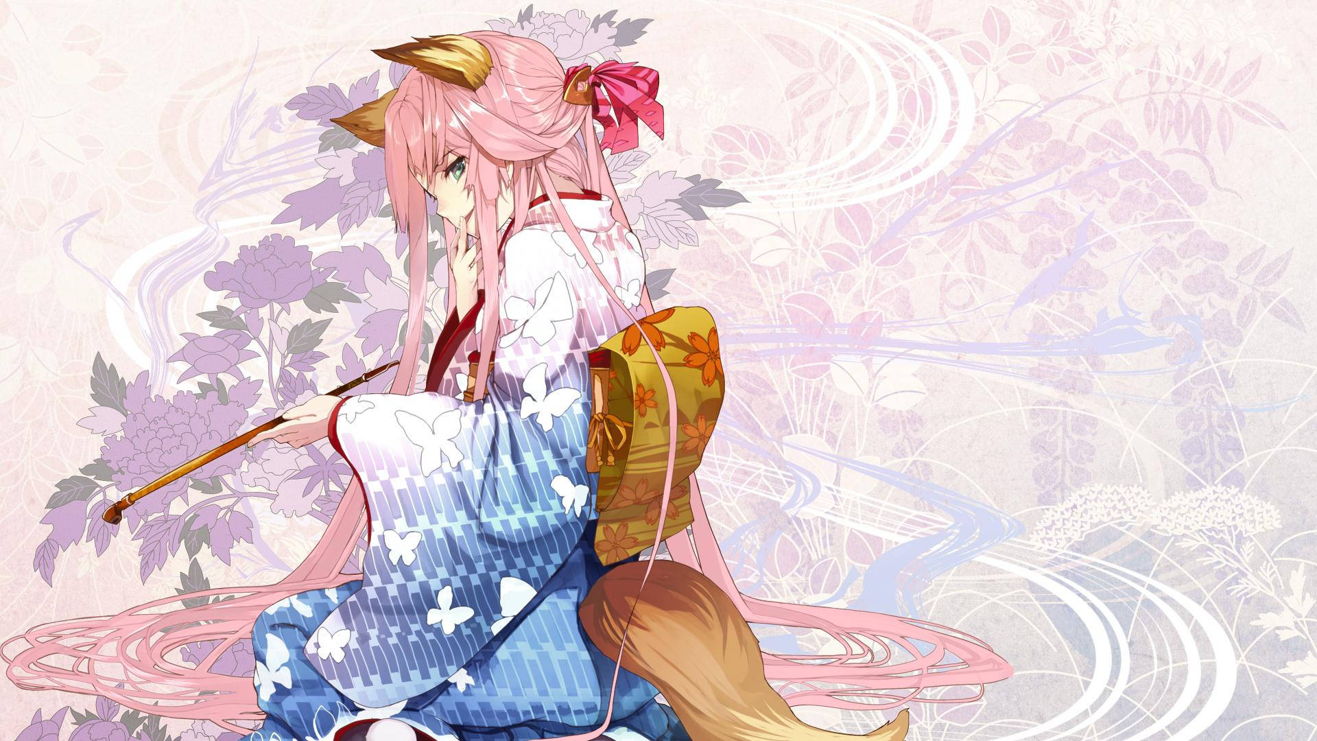 Kitsune 桌布 壁紙 — 一位粉紅色頭髮的狐狸女孩穿著藍色和服，帶有白色蝴蝶，優雅地坐在柔和的花卉背景前。