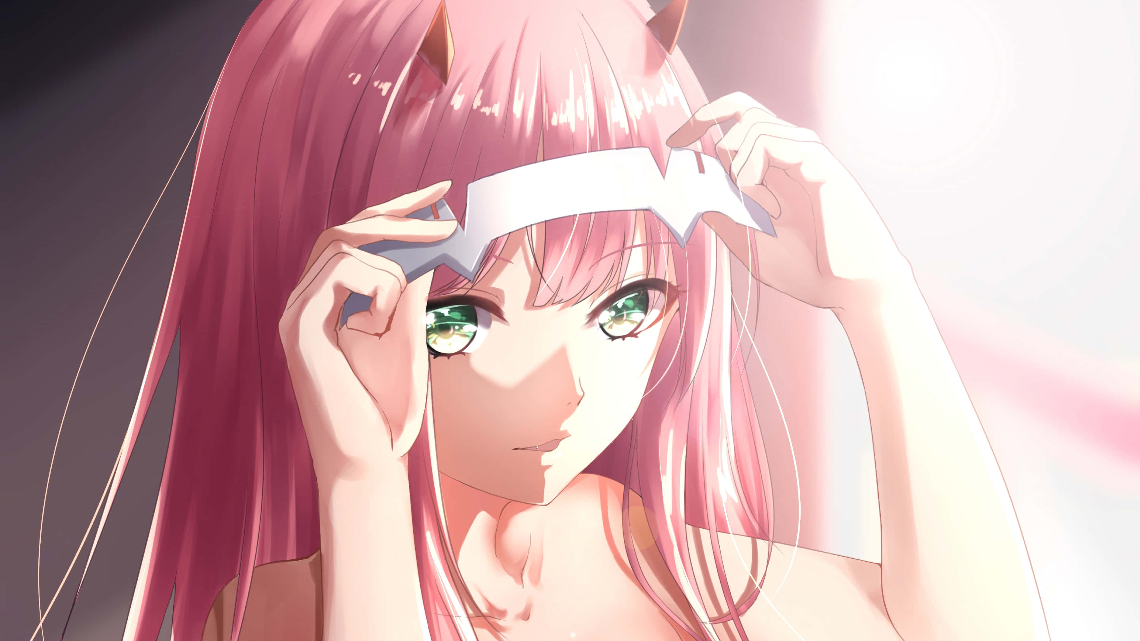 DARLING in the FRANXX 桌布 壁紙 — 一位粉紅色頭髮的貓耳動漫女孩在柔和發光的背景中輕輕調整她的白色頭帶。