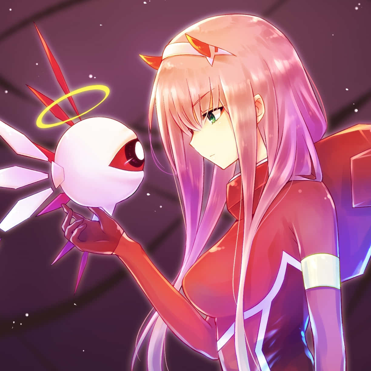 Zero Two Aesthetic 桌布 壁紙 — 一位粉紅頭髮的動漫女孩穿著紅色衣服，在繁星點點的紫色背景前，手持一個帶有紅色眼睛和光環的發光白色球體。