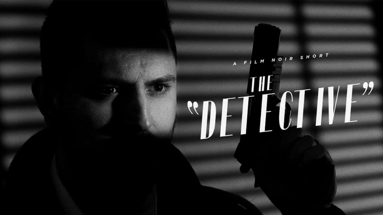 Film Noir 桌布 壁紙 — 一位粗獷的黑色電影偵探，在黑白高對比中手持槍支對著條紋百葉窗，目光專注。