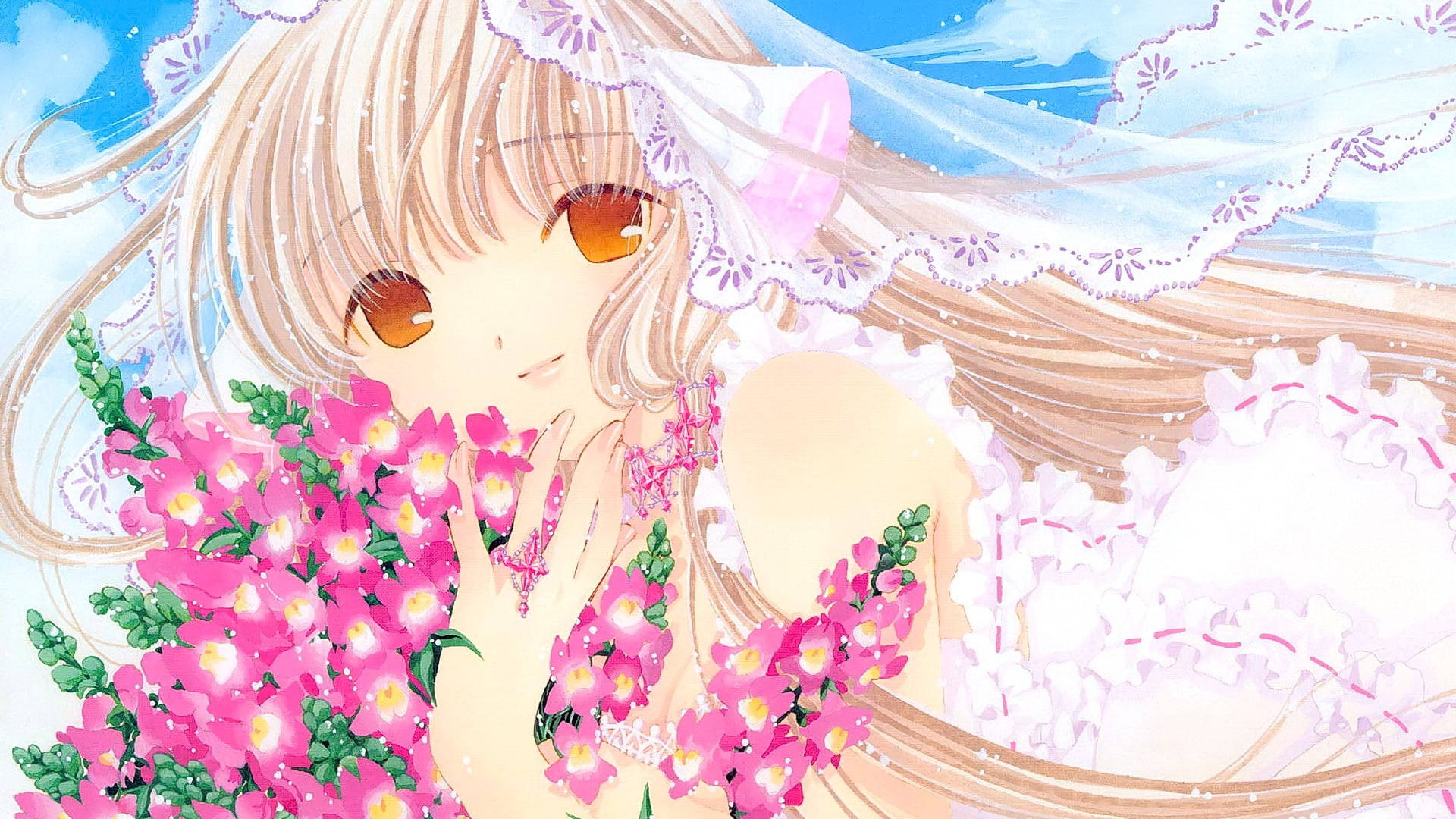 Chobits 桌布 壁紙 — 一位精緻的動漫女孩，擁有琥珀色眼睛和長長的金色頭髮，在柔和的藍天下捧著一束鮮豔的粉紅色花朵。