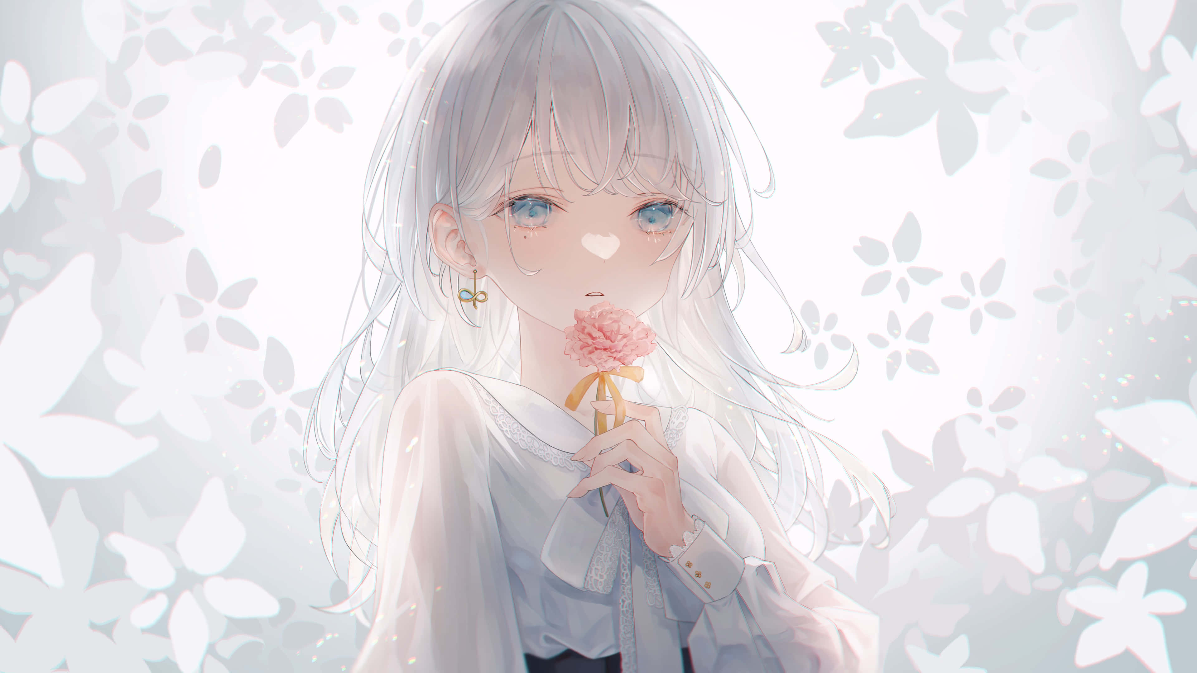 Anime White 桌布 壁紙 — 一位精緻的動漫女孩，銀色頭髮和藍色眼睛，在柔和的花卉背景中手持一朵粉紅色的花。