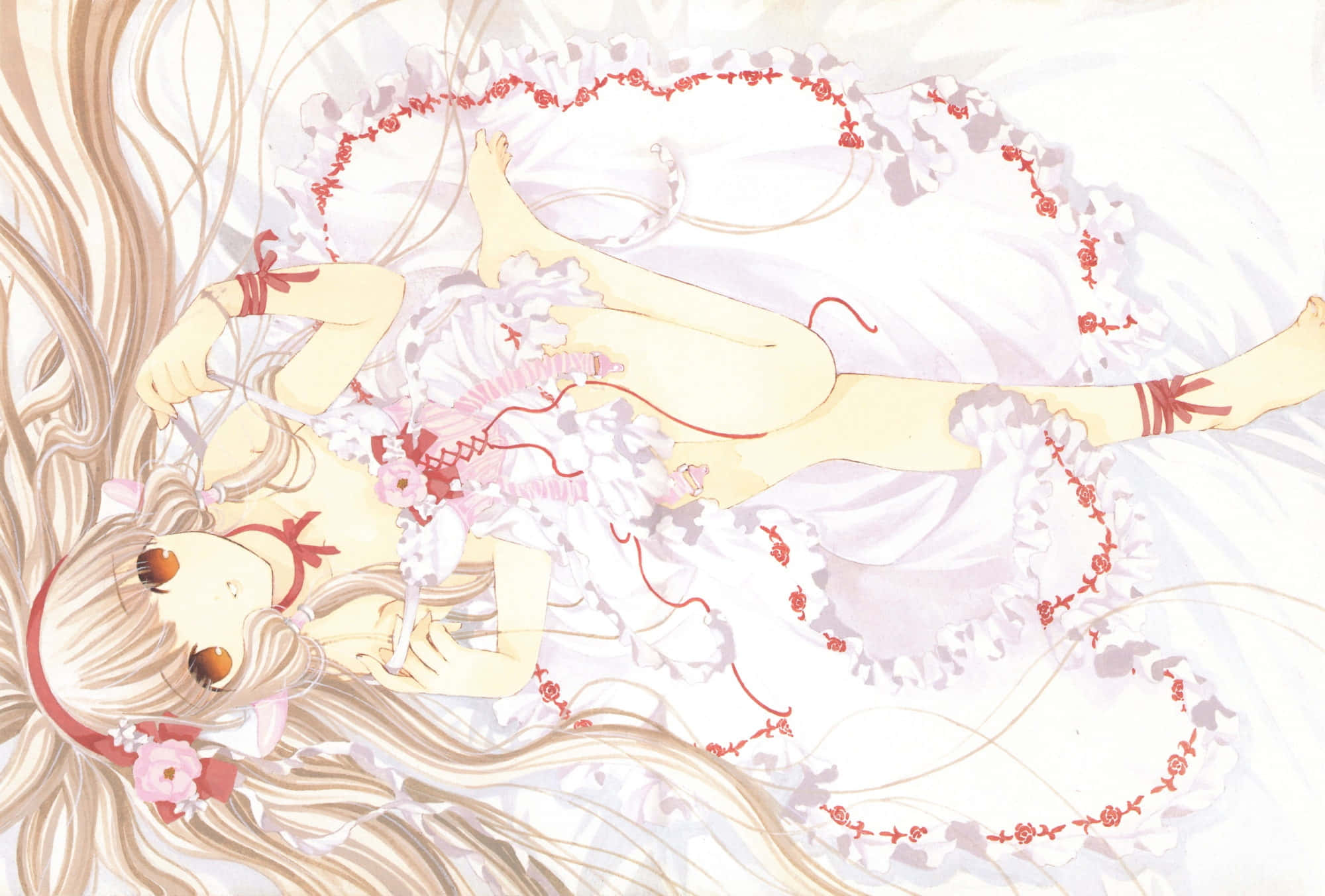 Chobits 桌布 壁紙 — 一位精緻的動漫女孩，長長的金髮，穿著白色荷葉邊連衣裙，飾有紅玫瑰和絲帶，躺著。