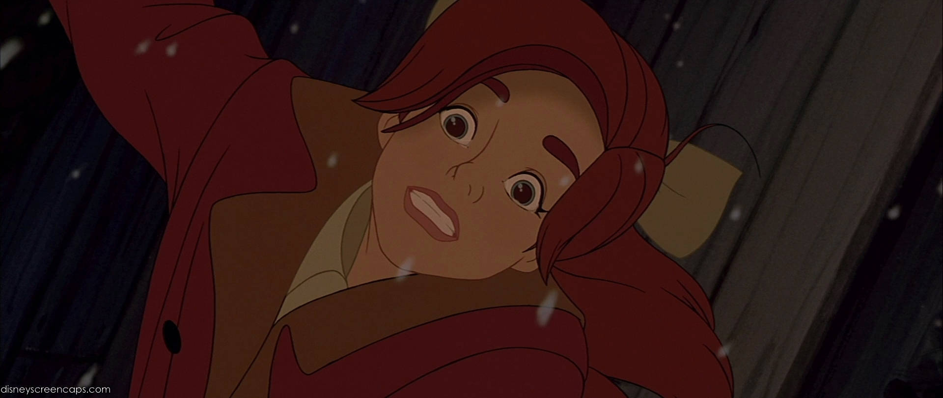 Anastasia 桌布 壁紙 — 一位紅髮、身穿紅色外套的年輕女子在昏暗的場景中，雪花飄落時驚訝地抬頭仰望。