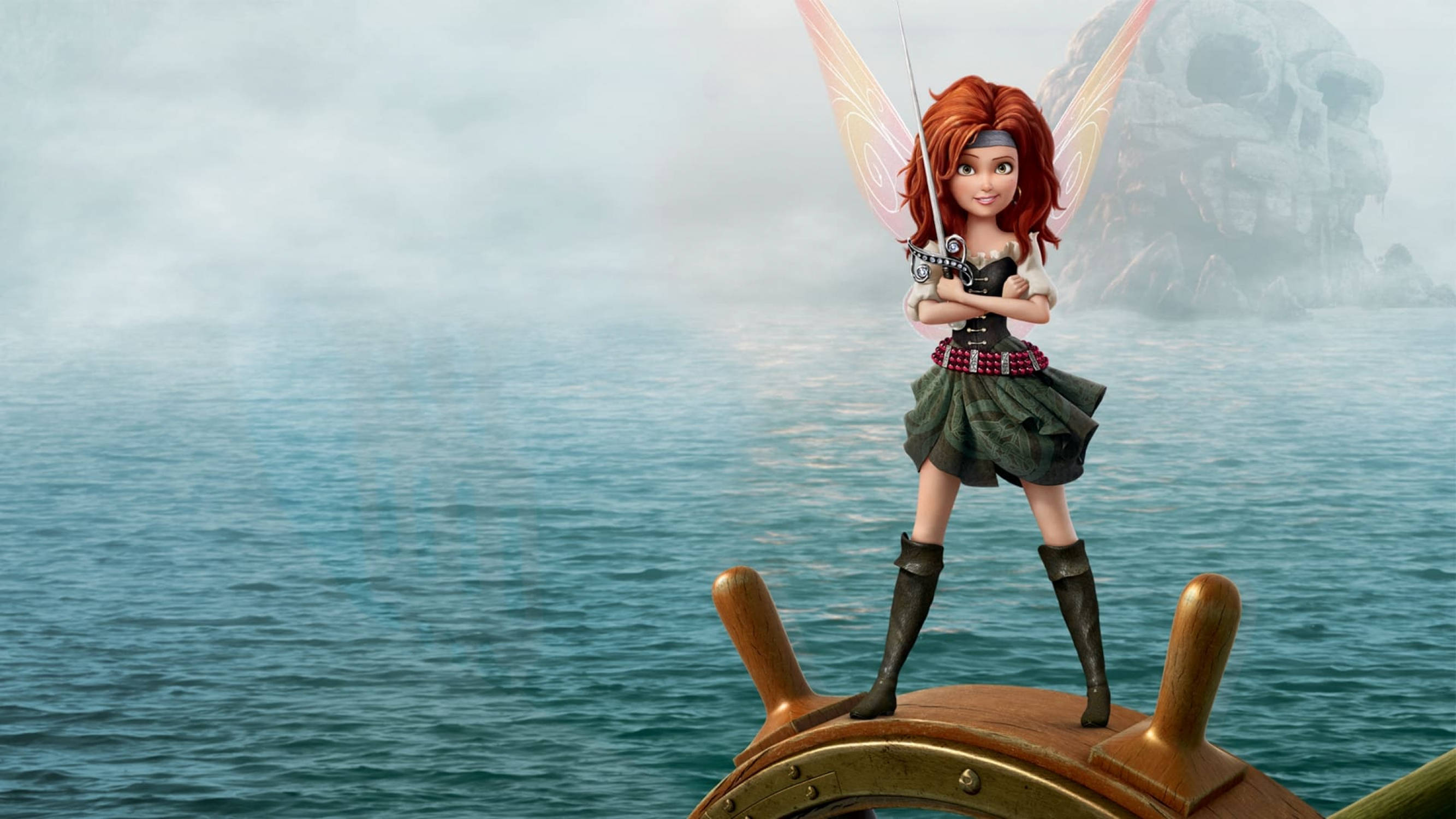 Tinker Bell 桌布 壁紙 — 一位紅髮仙子海盜自信地站在船輪上，身處迷霧海洋中，遠處有一塊骷髏形狀的岩石。