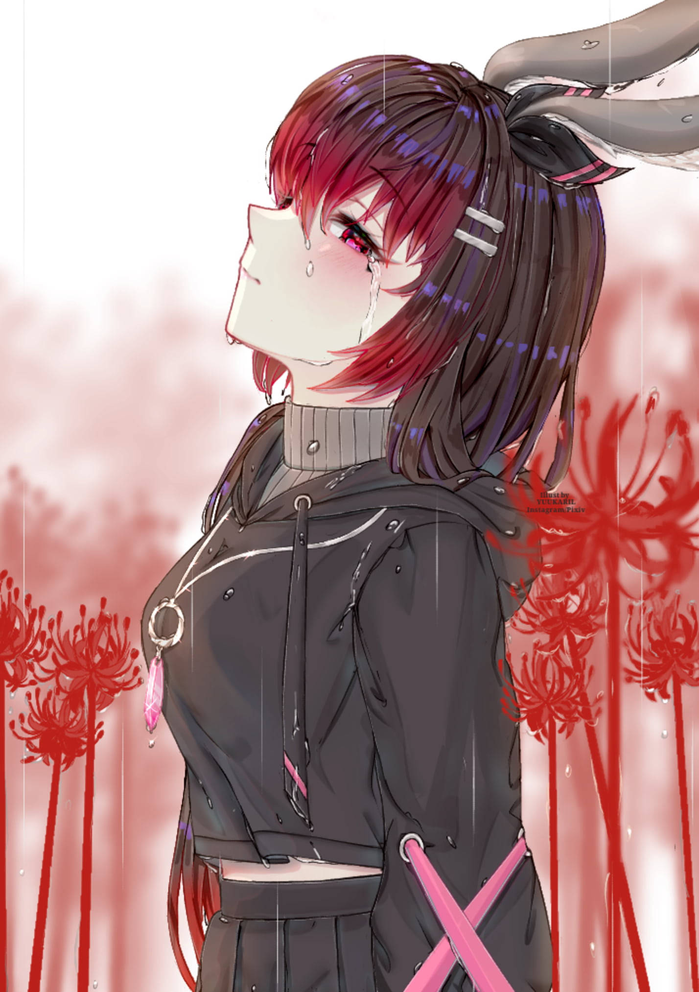 aesthetic sad anime girl 桌布 壁紙 — 一位紅髮兔耳動漫女孩在深紅色的彼岸花叢中，於暴風雨中輕輕哭泣。