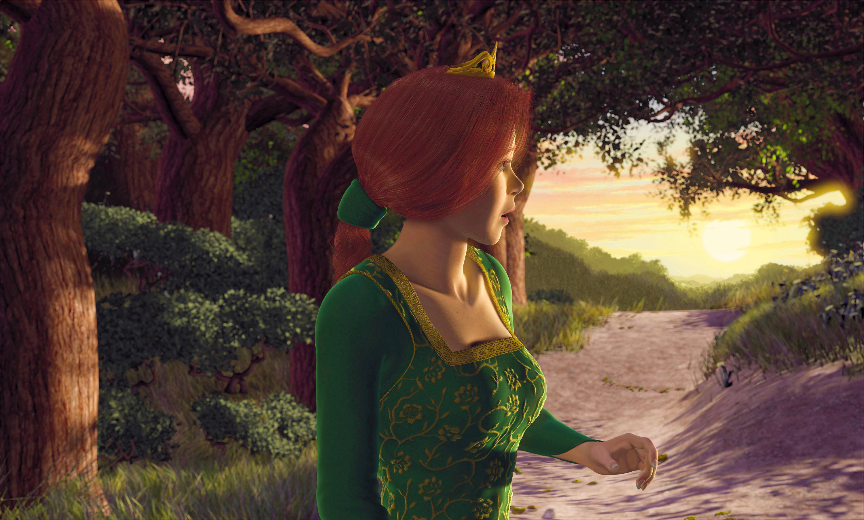 shrek 4K 桌布 壁紙 — 一位紅髮公主穿著綠色長袍，在日落時分沿著陽光明媚的森林小徑行走。