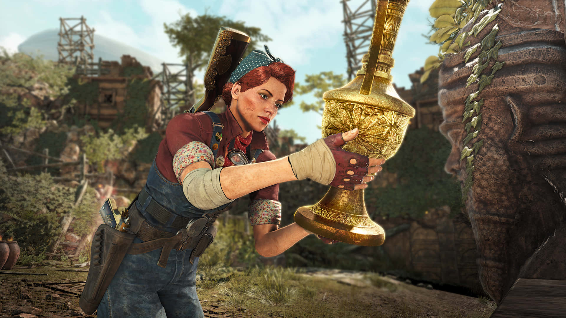 1920x1080 Strange Brigade 桌布 壁紙 — 一位紅髮冒險家穿著吊帶褲，在明亮的日光下，於雜草叢生的廢墟中緊握著一個金色華麗獎盃。