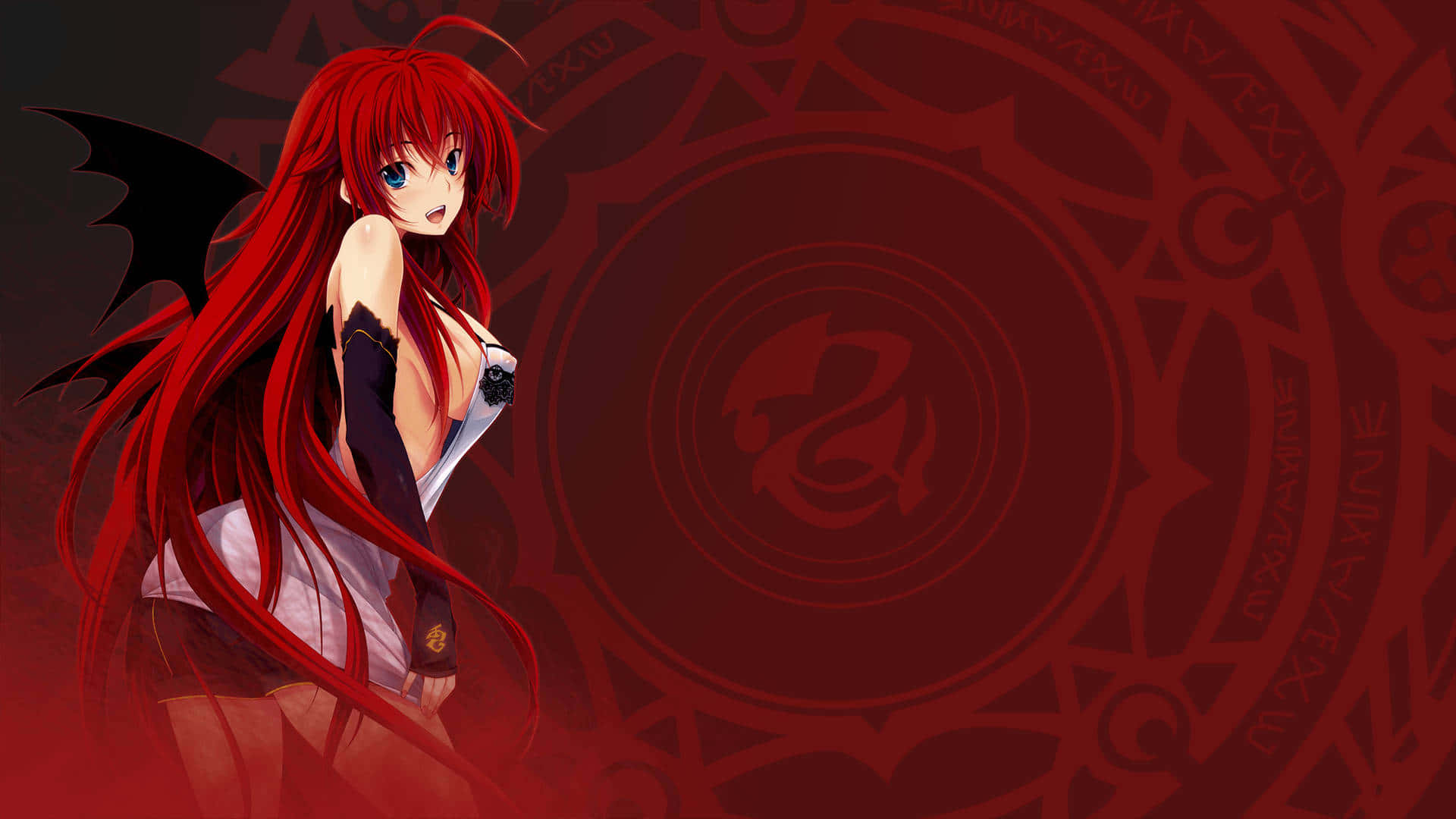 Rias Gremory 桌布 壁紙 — 一位紅髮動漫女孩，擁有蝙蝠翅膀，站在帶有符文的暗紅色神秘圓圈前。