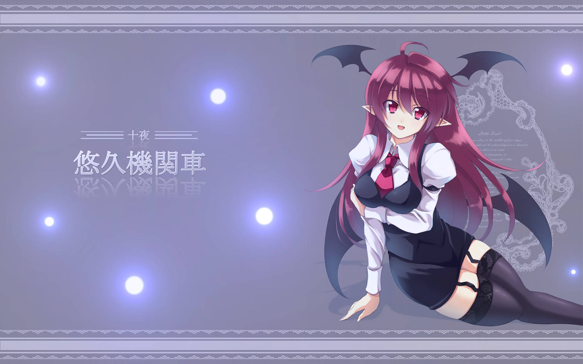 Succubus 桌布 壁紙 — 一位紅髮動漫女孩，擁有蝙蝠翅膀和精靈耳朵，穿著校服，在帶有發光燈光的紫色背景前擺姿勢。