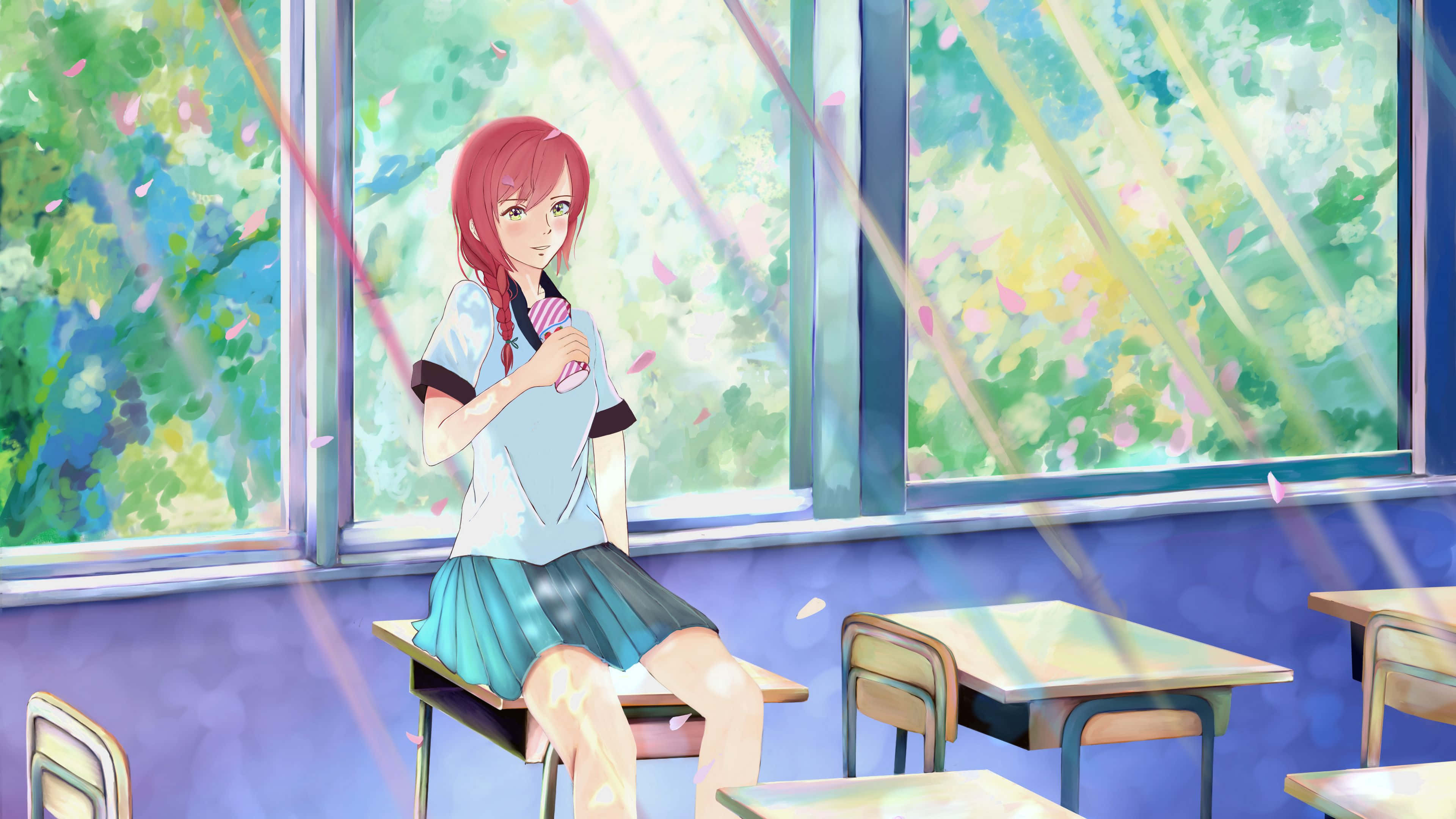 動漫女孩 桌布 壁紙 — 一位紅髮動漫女孩穿著校服，坐在陽光普照的教室書桌上，櫻花花瓣在光束中飄舞。