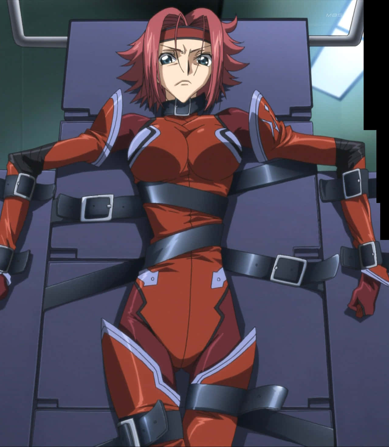 Kallen Stadtfeld 桌布 壁紙 — 一位紅髮動漫女孩穿著紅銀色戰鬥服，被綁在未來風格的椅子上，表情堅定。