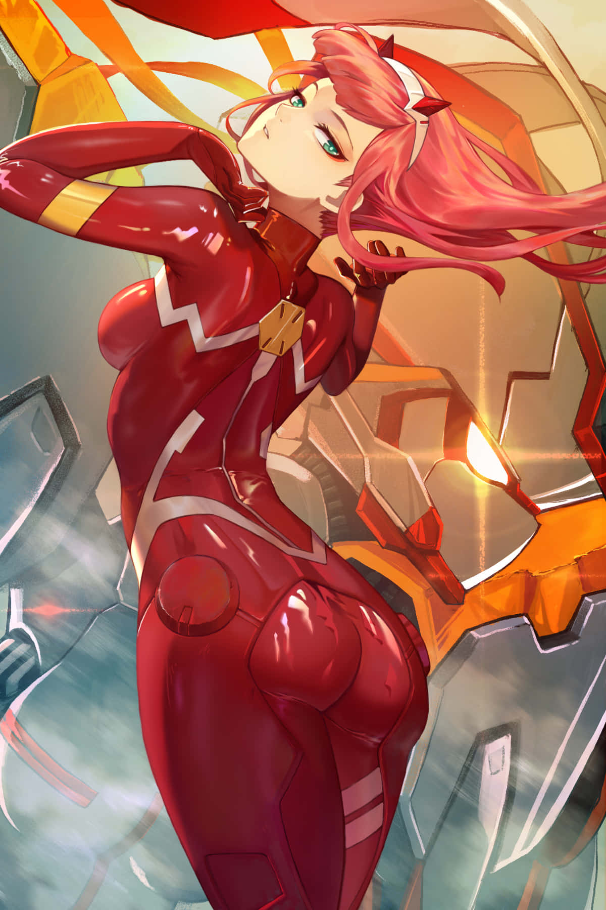 Darling In The Franxx Phone 桌布 壁紙 — 一位紅髮動漫女孩穿著閃亮的紅色套裝，在發光的橙色和銀色機械殘骸中自信地擺姿勢。