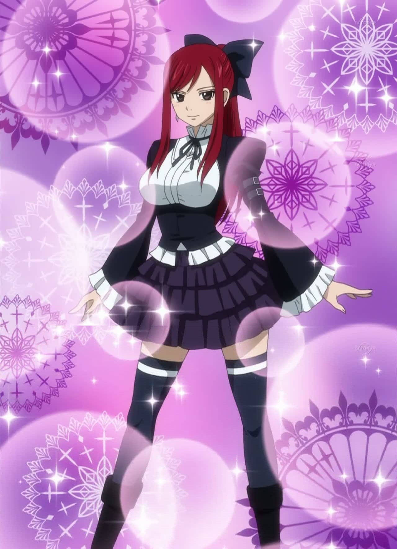 妖精尾巴角色 桌布 壁紙 — 一位紅髮動漫女孩穿著黑白校服，自信地站在帶有花卉圖案的閃爍紫色背景前。