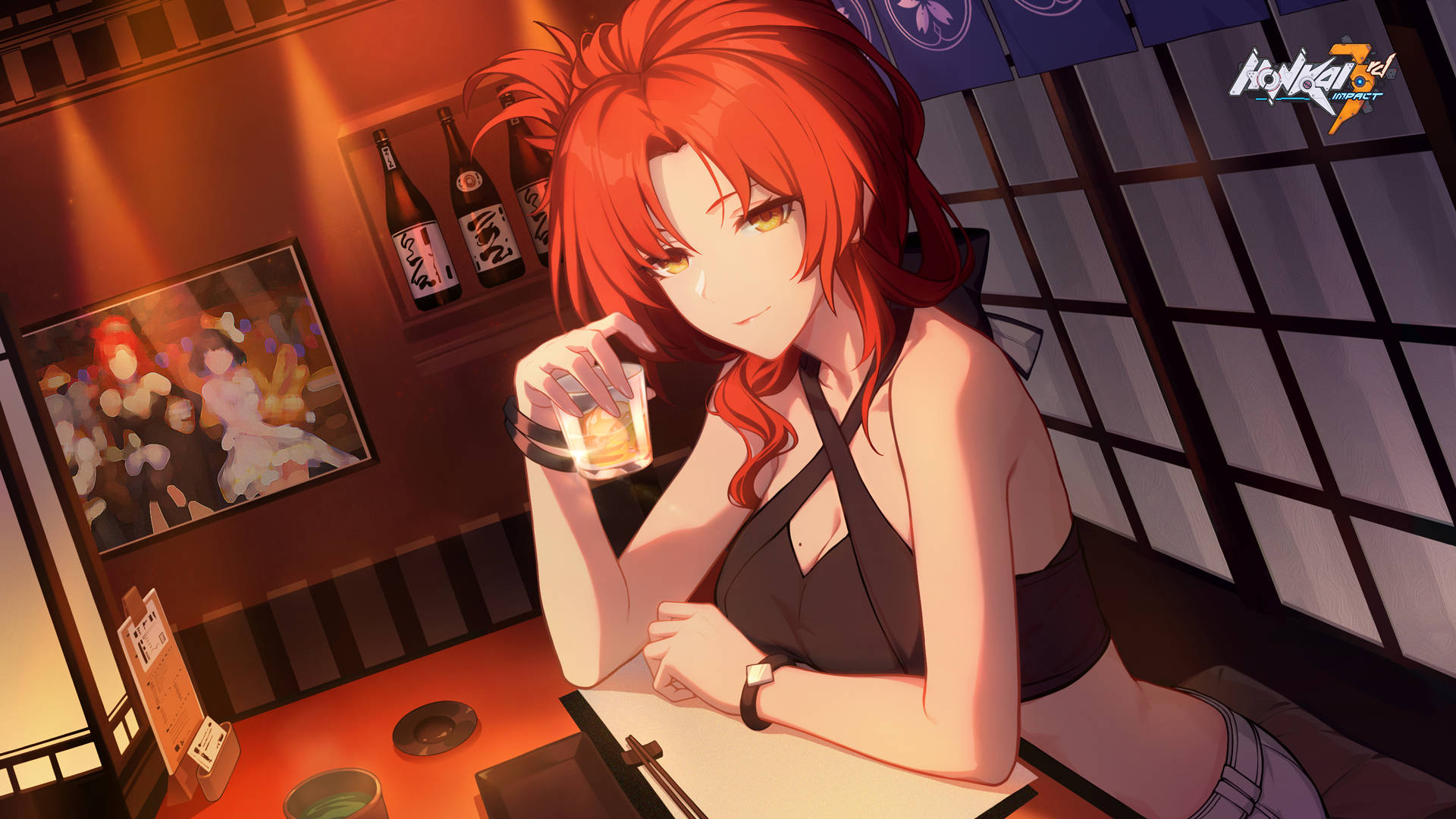 紅髮動漫女孩在夜晚的日式酒吧喝威士忌。