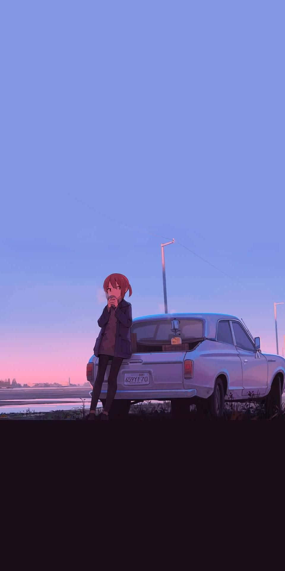 桌布 壁紙 — 一位紅髮動漫女孩站在一輛銀色復古車旁，背景是帶有粉紅和藍色漸變的黃昏天空。