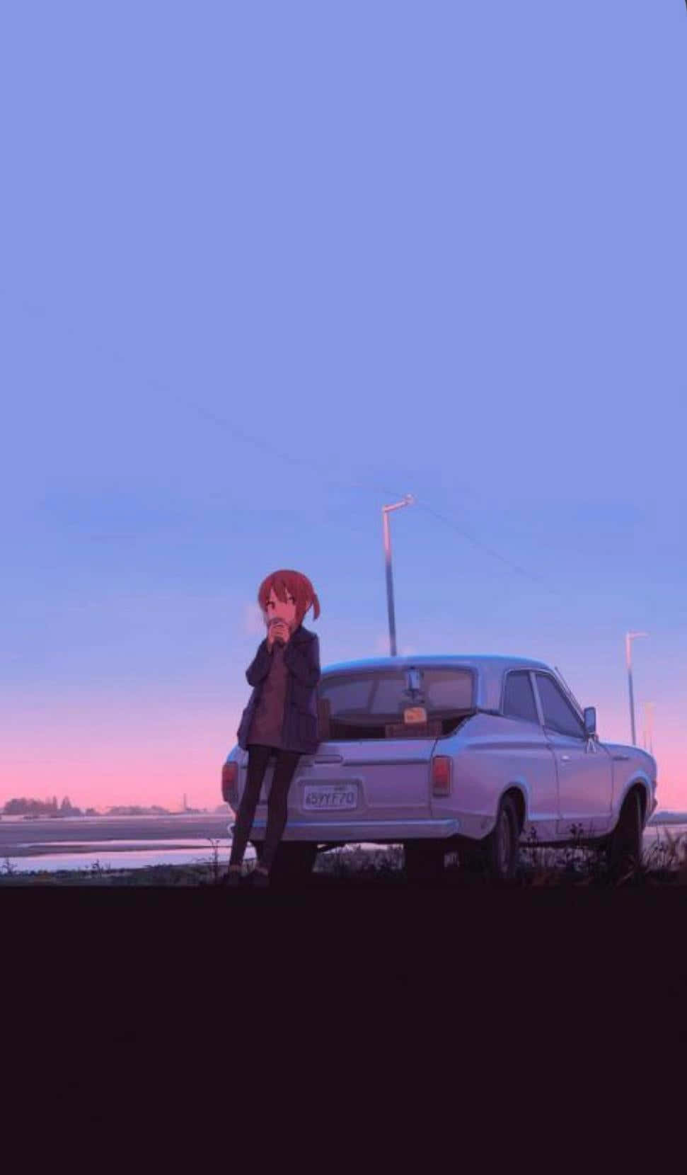 動畫 桌布 壁紙 — 一位紅髮動漫女孩站在一輛銀色復古車旁，背景是帶有粉紅和藍色漸變的暮色天空。