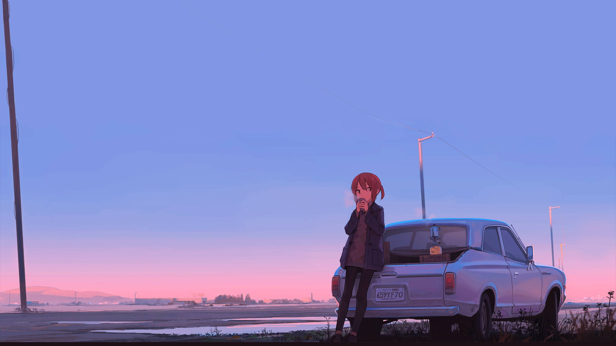 美感電腦 桌布 壁紙 — 一位紅髮動漫女孩站在一輛銀色復古車旁，背景是帶有粉紅和藍色漸變的暮色天空。