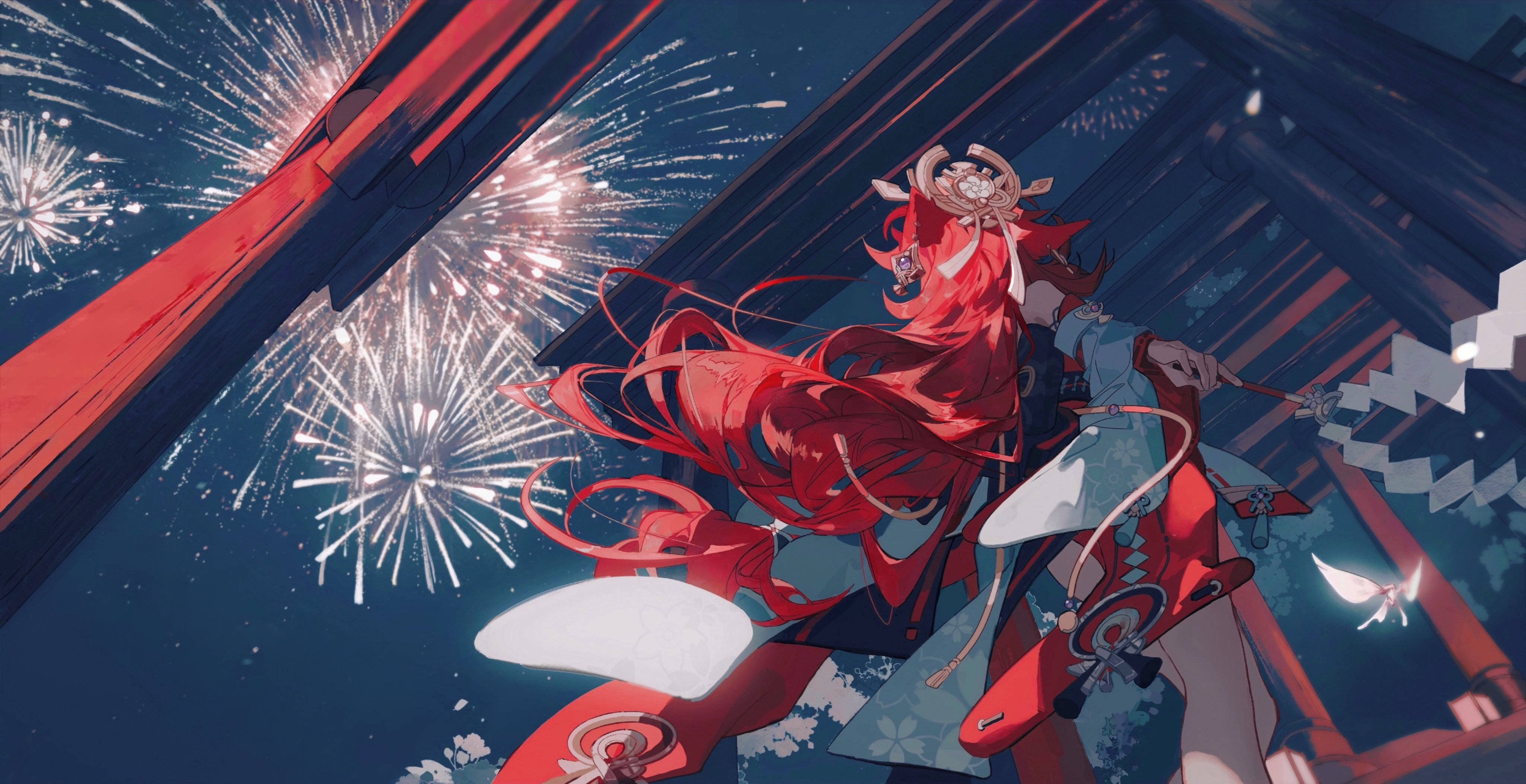 Miko 桌布 壁紙 — 一位紅髮動漫少女穿著傳統服飾，在深藍色夜空下絢麗的煙火中起舞。