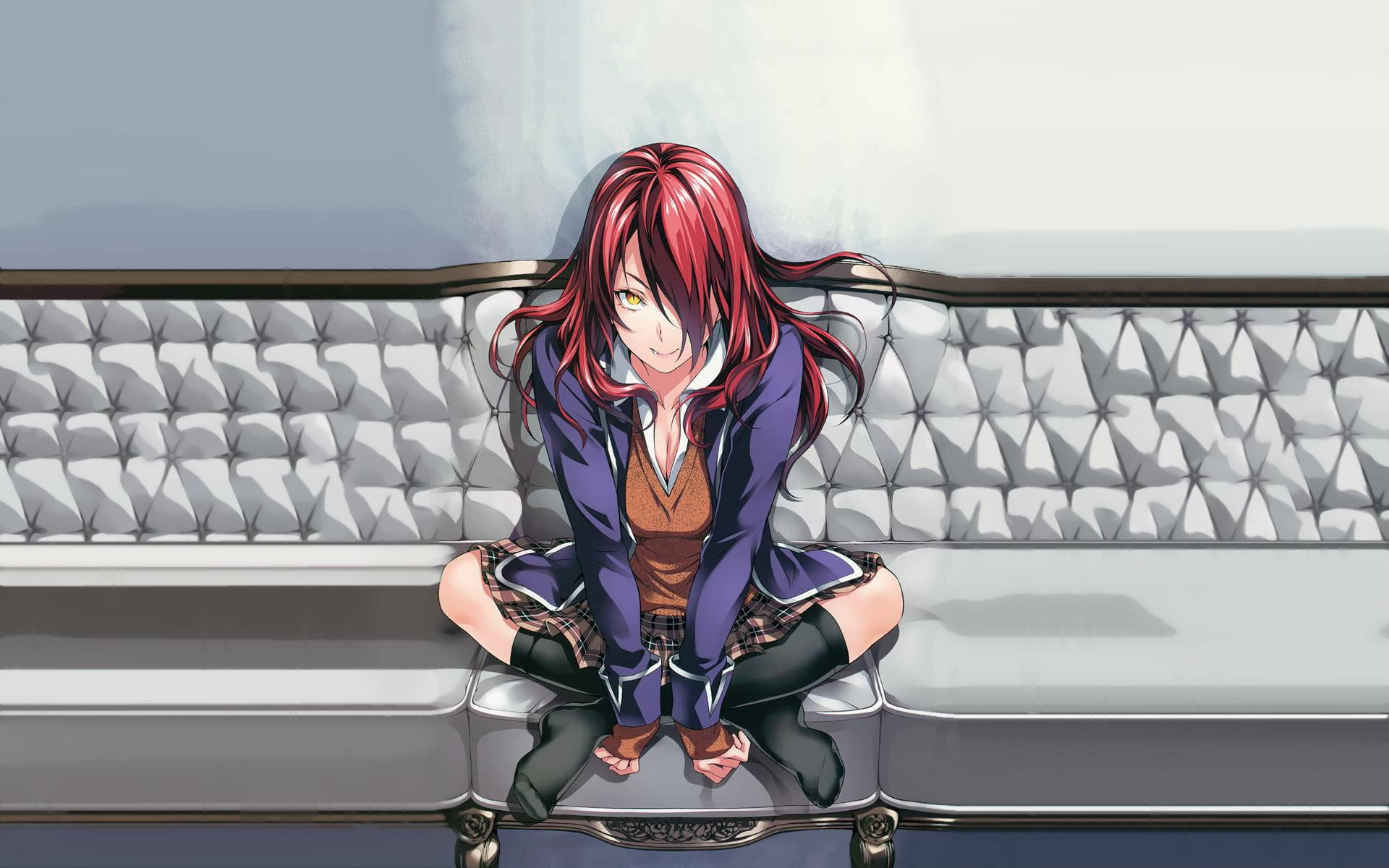 food wars shokugeki no soma 桌布 壁紙 — 一位紅髮動漫少女穿著校服，雙腿交叉坐在一張簇絨灰色沙發上，露出溫柔的微笑。