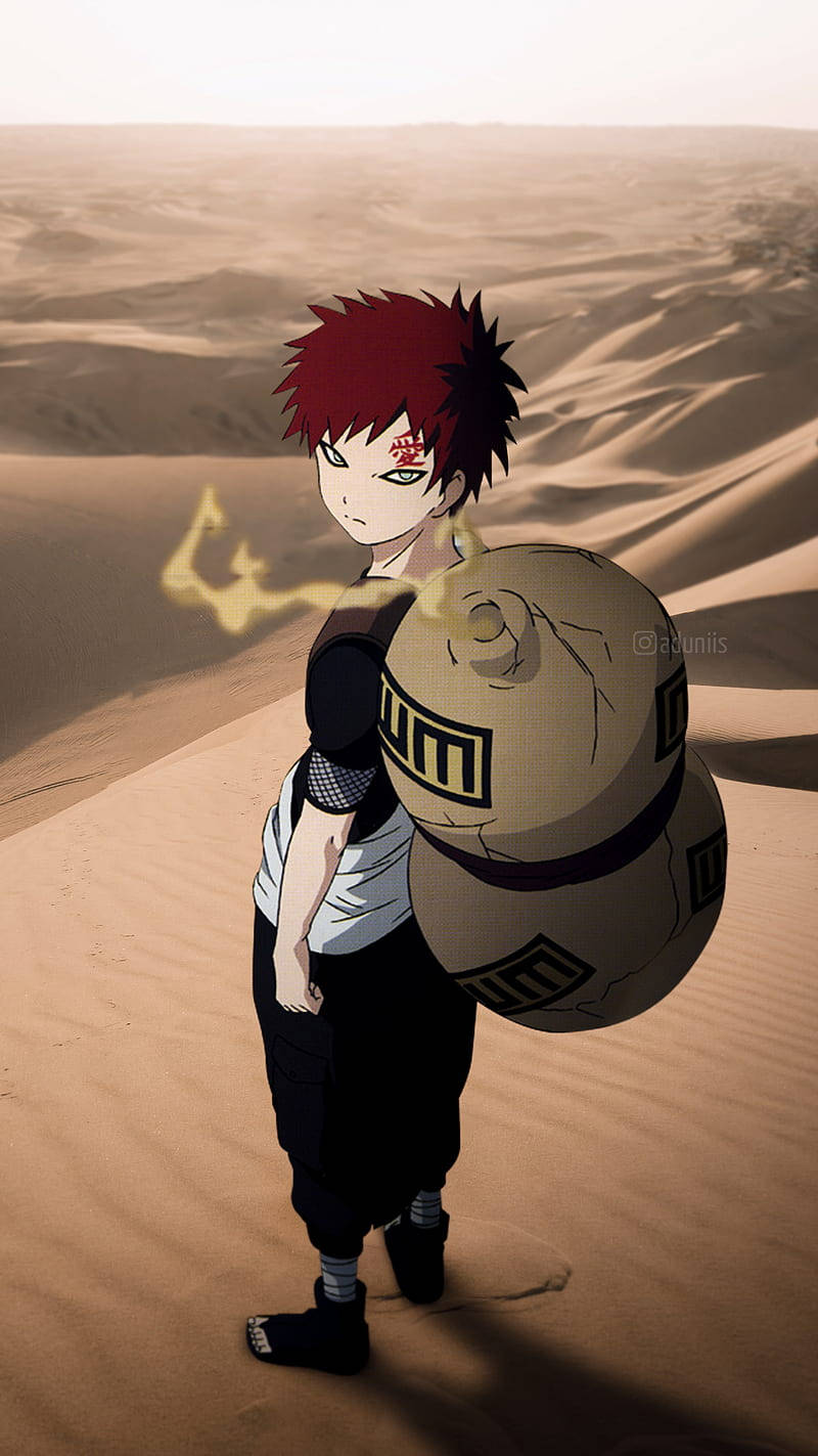 Gaara iPhone 桌布 壁紙 — 一位紅髮動漫忍者背著一個巨大的卷軸背包，獨自站在廣闊的沙漠中，天空朦朧。