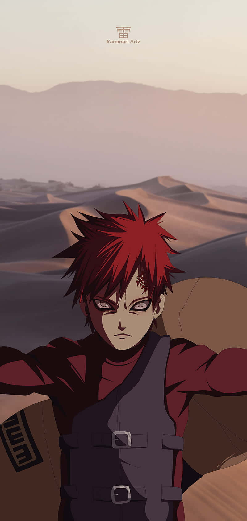 Gaara Naruto Anime 桌布 壁紙 — 一位紅髮動漫戰士在廣闊的沙漠中，在朦朧的天空下，面對著起伏的沙丘和遠山，傲然挺立。