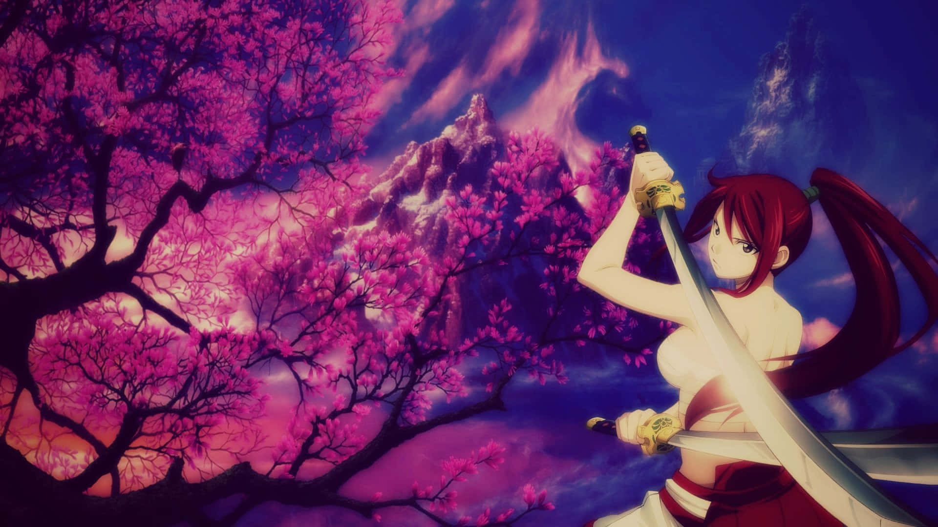 erza scarlet 桌布 壁紙 — 一位紅髮動漫戰士在戲劇性的黃昏天空下，於鮮豔的粉紅櫻花中手持劍。
