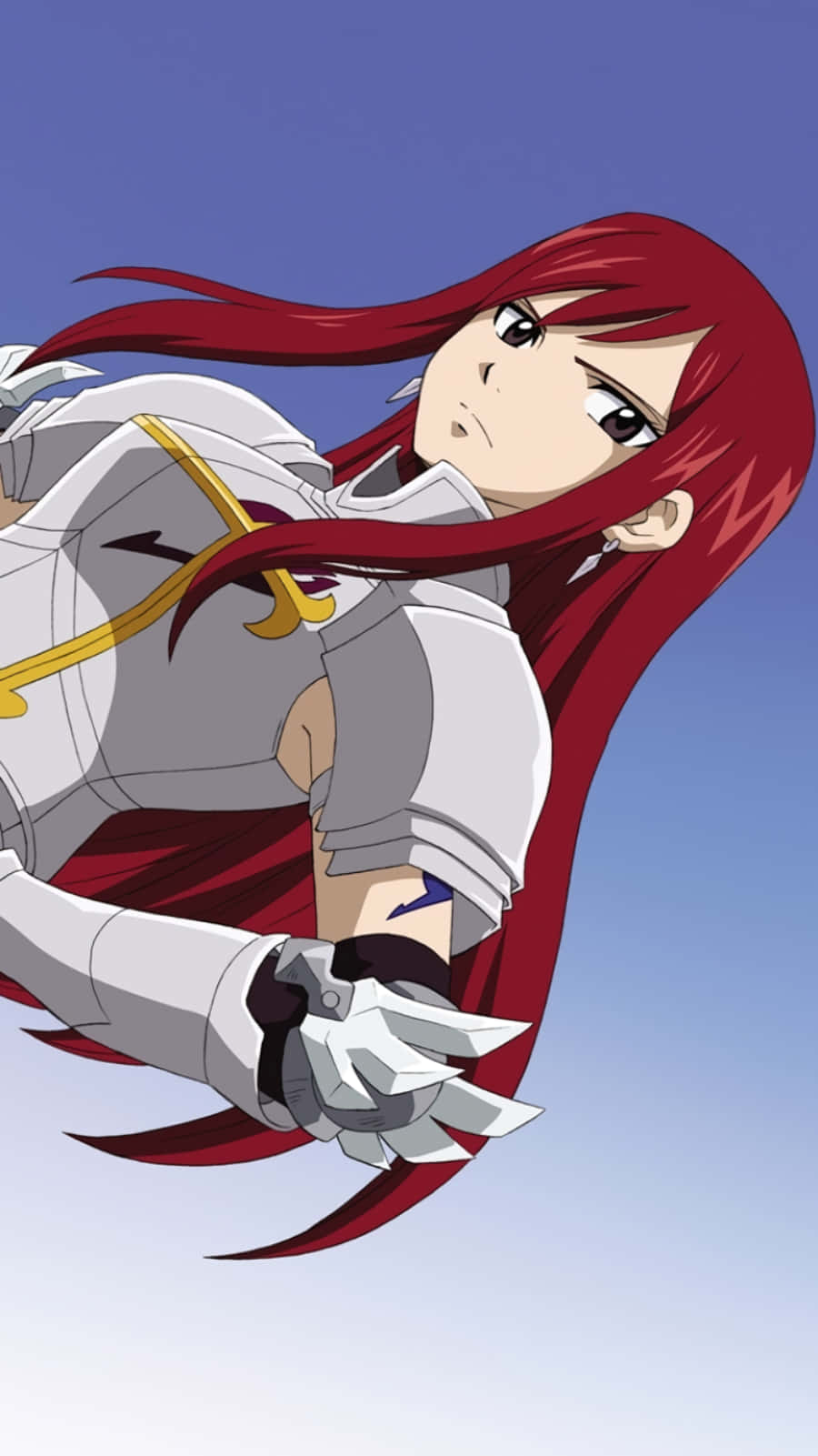 erza scarlet 桌布 壁紙 — 一位紅髮動漫戰士身穿白色盔甲，在清澈的藍天下動態跳躍。