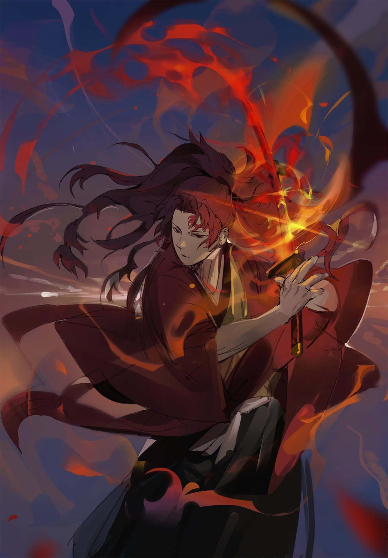 Yoriichi Tsugikuni 桌布 壁紙 — 一位紅髮動漫戰士身穿紅色長袍，在深藍色天空背景下，於旋轉的火焰中揮舞著發光的劍。
