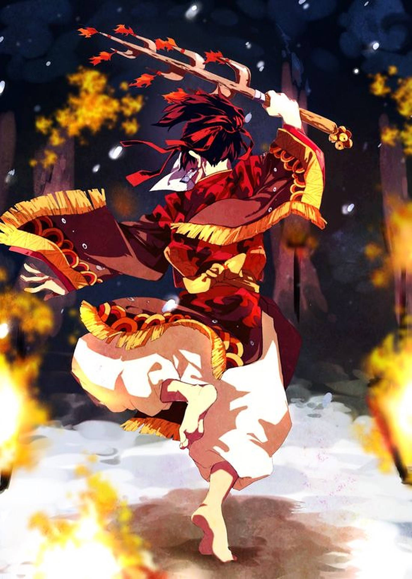 Kagura 桌布 壁紙 — 一位紅髮動漫戰士身穿紅金鎧甲，手持火焰三叉戟，在黑暗雪景背景下動態躍起。