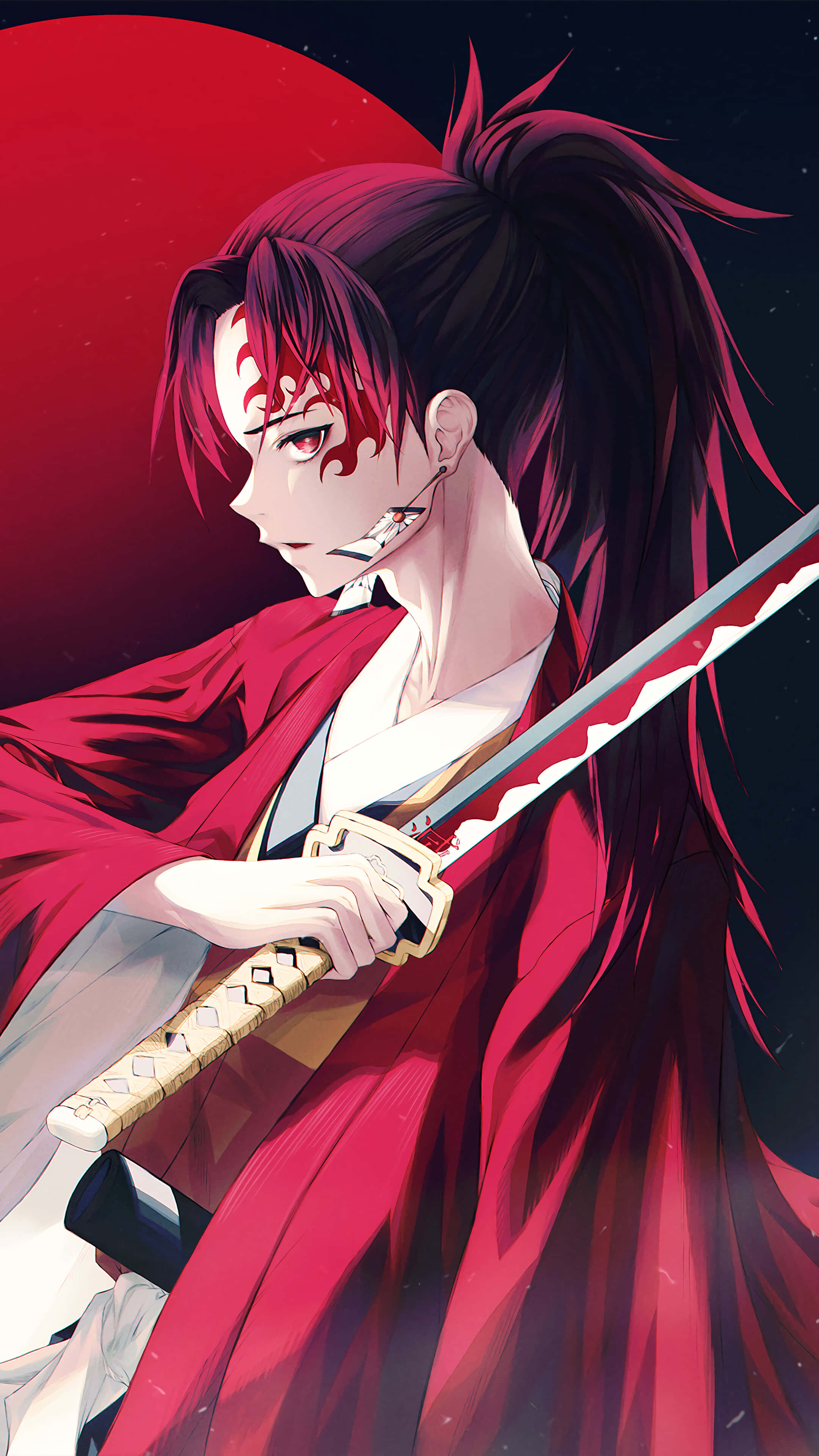 Yoriichi Tsugikuni 桌布 壁紙 — 一位紅髮動漫戰士身穿飄逸的紅色和服，在血紅色的月亮背景下握著劍。