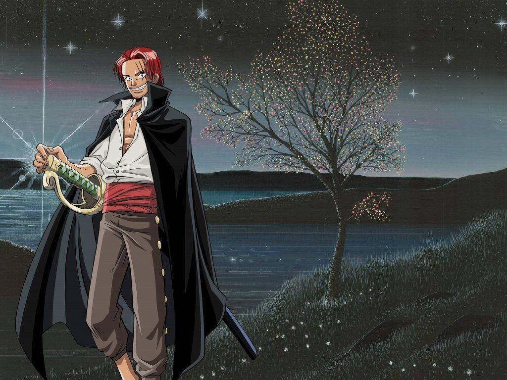 海賊王 桌布 壁紙 — 一位紅髮動漫海盜身穿黑色斗篷，在星空下站在一棵發光的樹旁，手持一把劍。