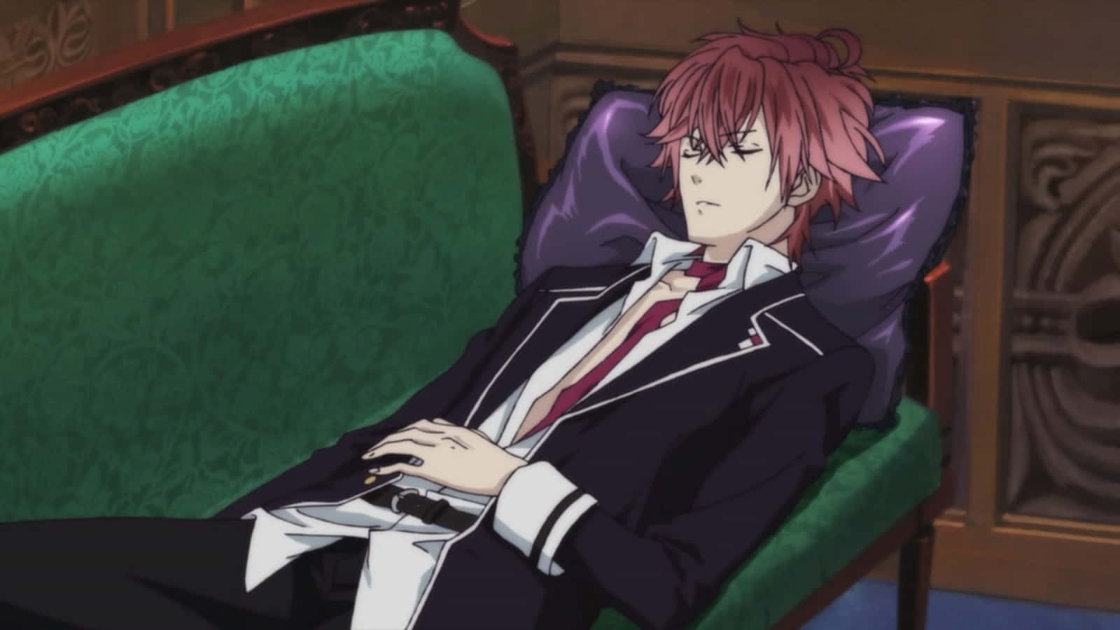 Diabolik Lovers 桌布 壁紙 — 一位紅髮動漫男孩穿著正式西裝，悠閒地躺在帶有華麗木質細節的綠色天鵝絨沙發上。