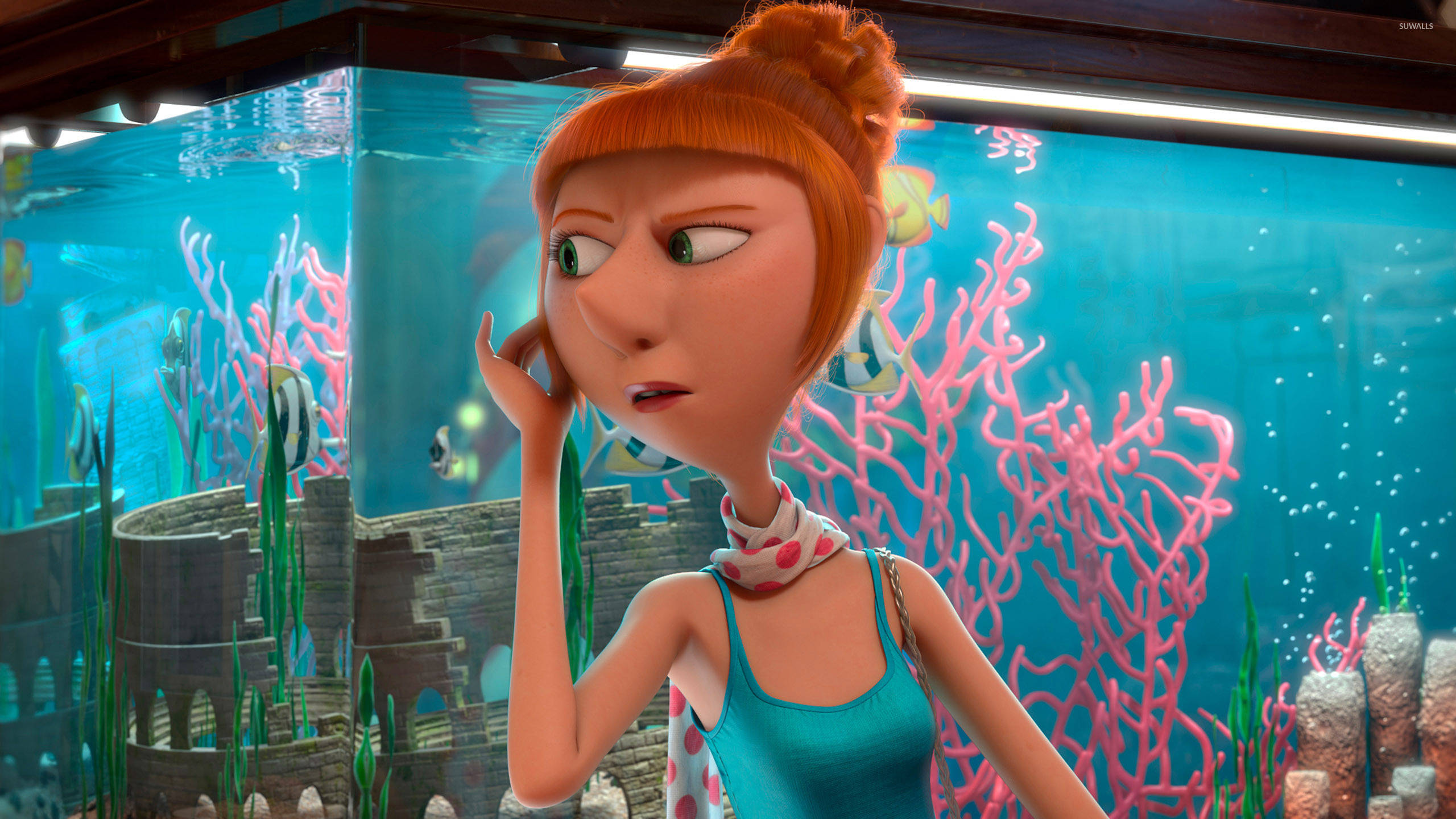 Despicable Me 2 桌布 壁紙 — 一位紅髮動畫女孩穿著青綠色上衣，若有所思地站在一個充滿粉紅色珊瑚和熱帶魚的鮮豔水族箱旁。